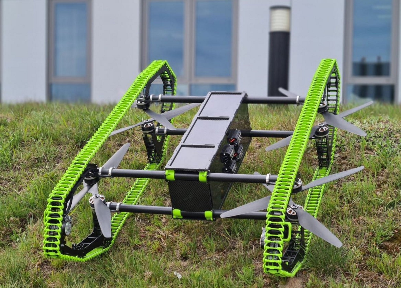 Ce drone est équipé de chenilles en plus des rotors afin de pouvoir&nbsp;se mouvoir au sol et dans les airs. © Huuver Project&nbsp;