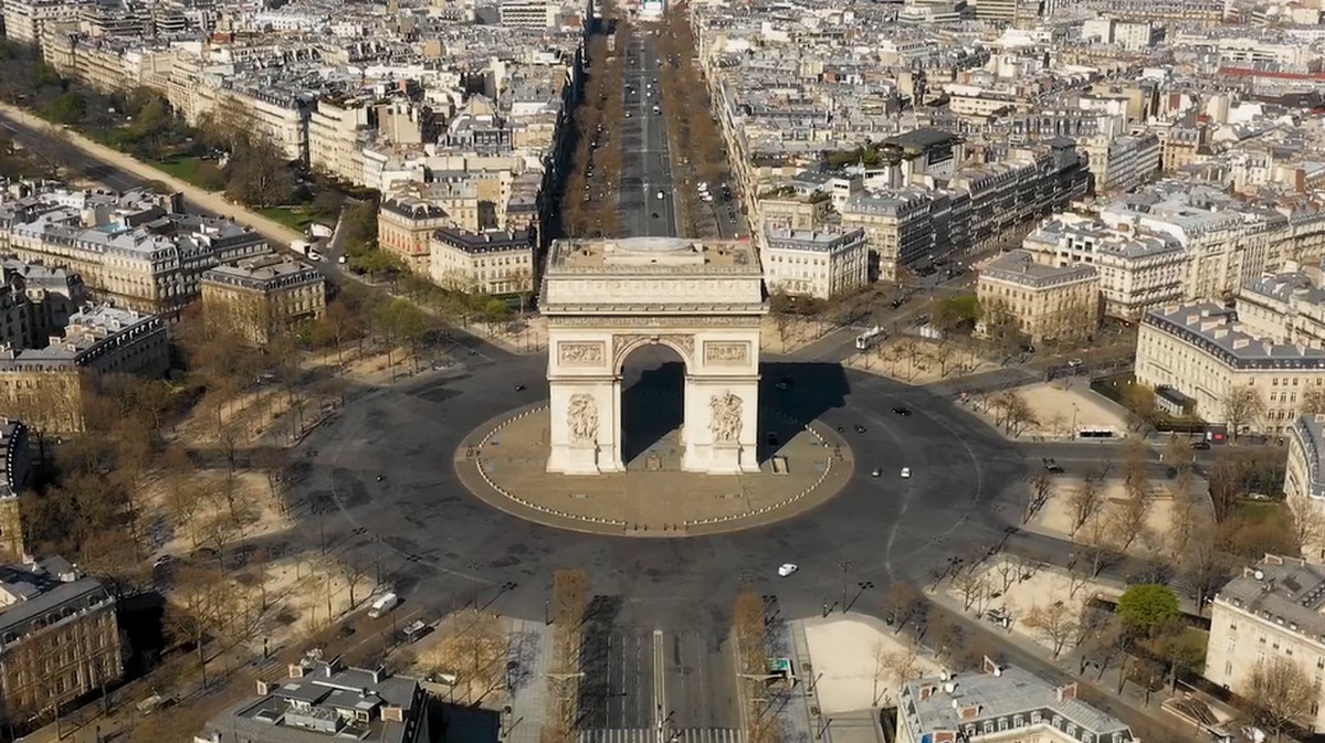 Tous ceux qui connaissent Paris et la place de l’Étoile ne l’ont sans doute jamais vue aussi peu animée. © Drone Press