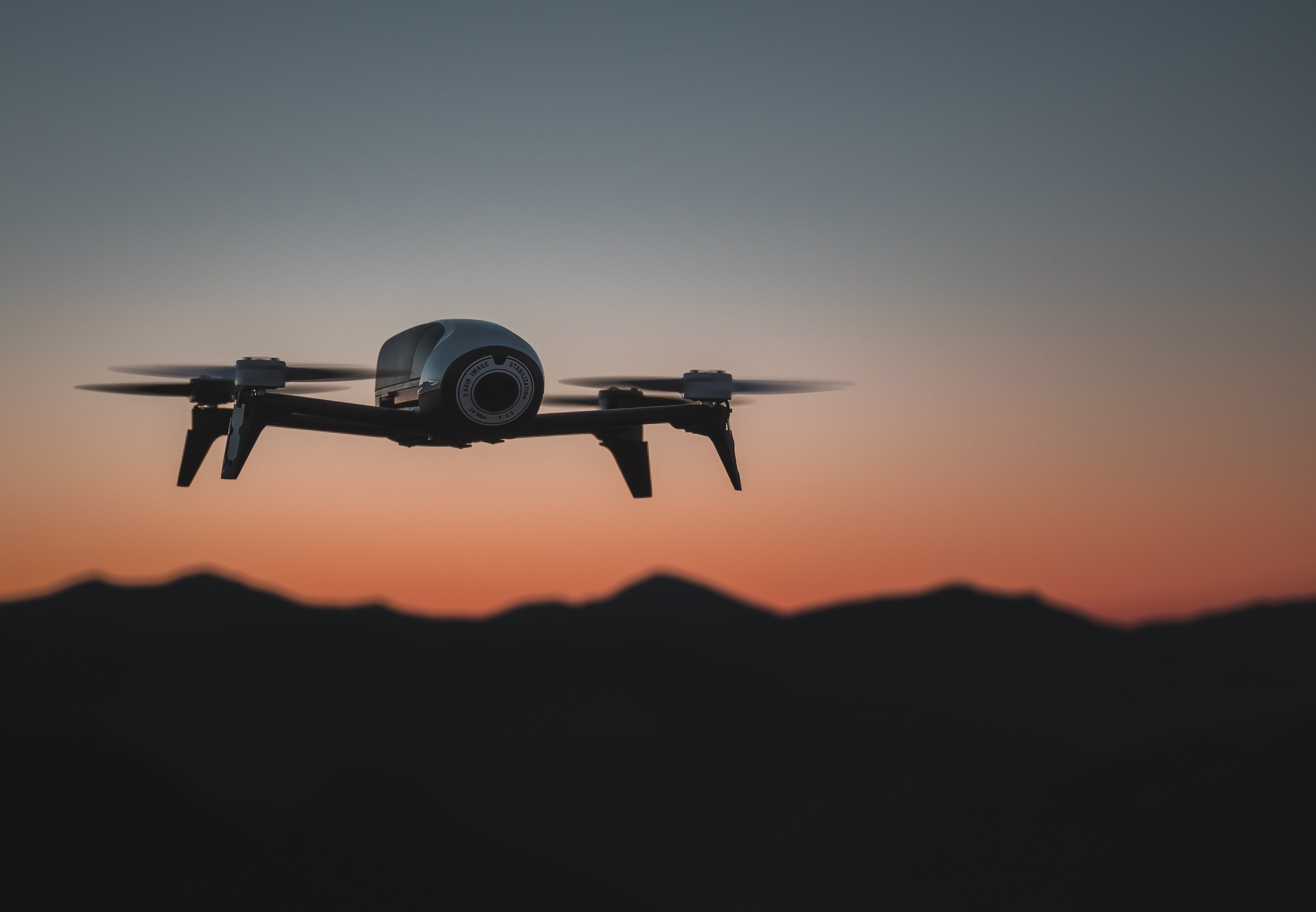 Les États-Unis veulent encadrer l’usage militaire de l’intelligence artificielle et des armes autonomes, comme les drones. © alex.clzt, Adobe Stock