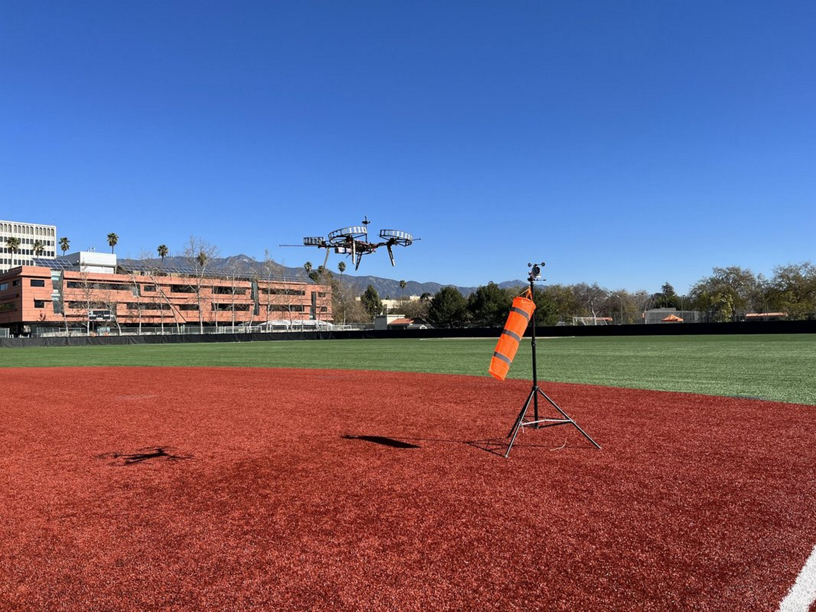 C’est une IA qui&nbsp;vient collecter quelques données essentielles. Elle permet au drone d’adapter son pilotage face aux bourrasques. © Caltech