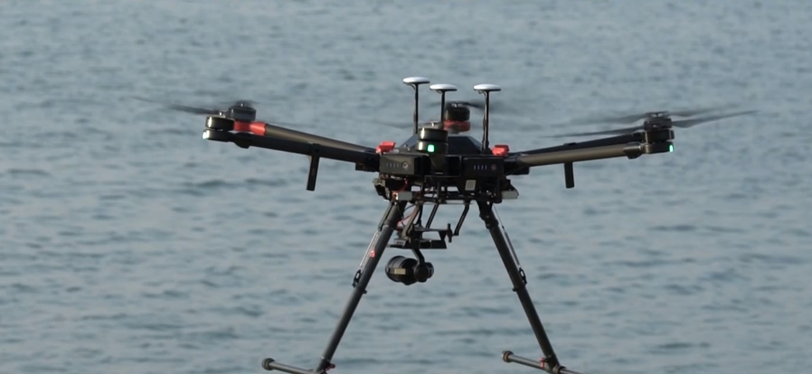Pesant 10 kg, le drone Matrice 600 de DJI se destine aux professionnels. Il coûte près de 5.700 euros et est capable de transporter au maximum 6 kg de charge. Son autonomie est alors réduite à 16 minutes. © DJI