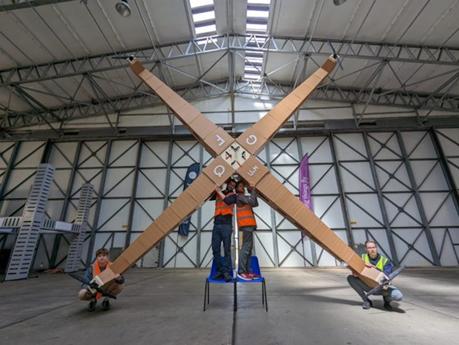 Pour passer sous la limite des 25 kilos et éviter une dérogation, les scientifiques ont choisi du carton mousse pour alléger le drone. © Université de Manchester