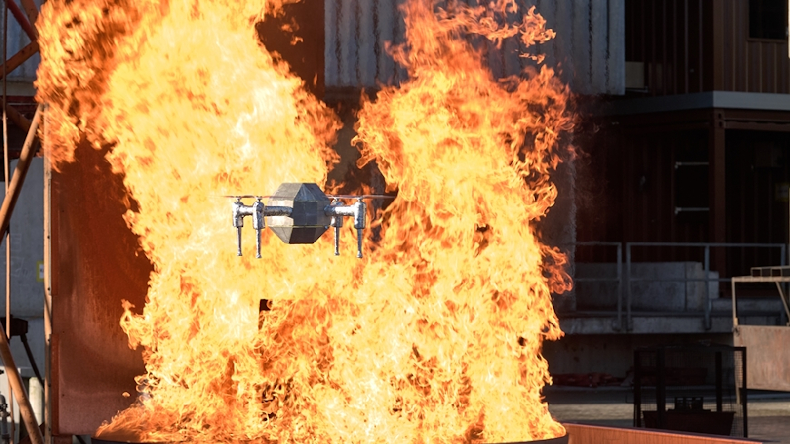 Le drone pompier a été testé avec succès dans une « maison de feu » d’un centre d’entrainement de pompiers. © Empa