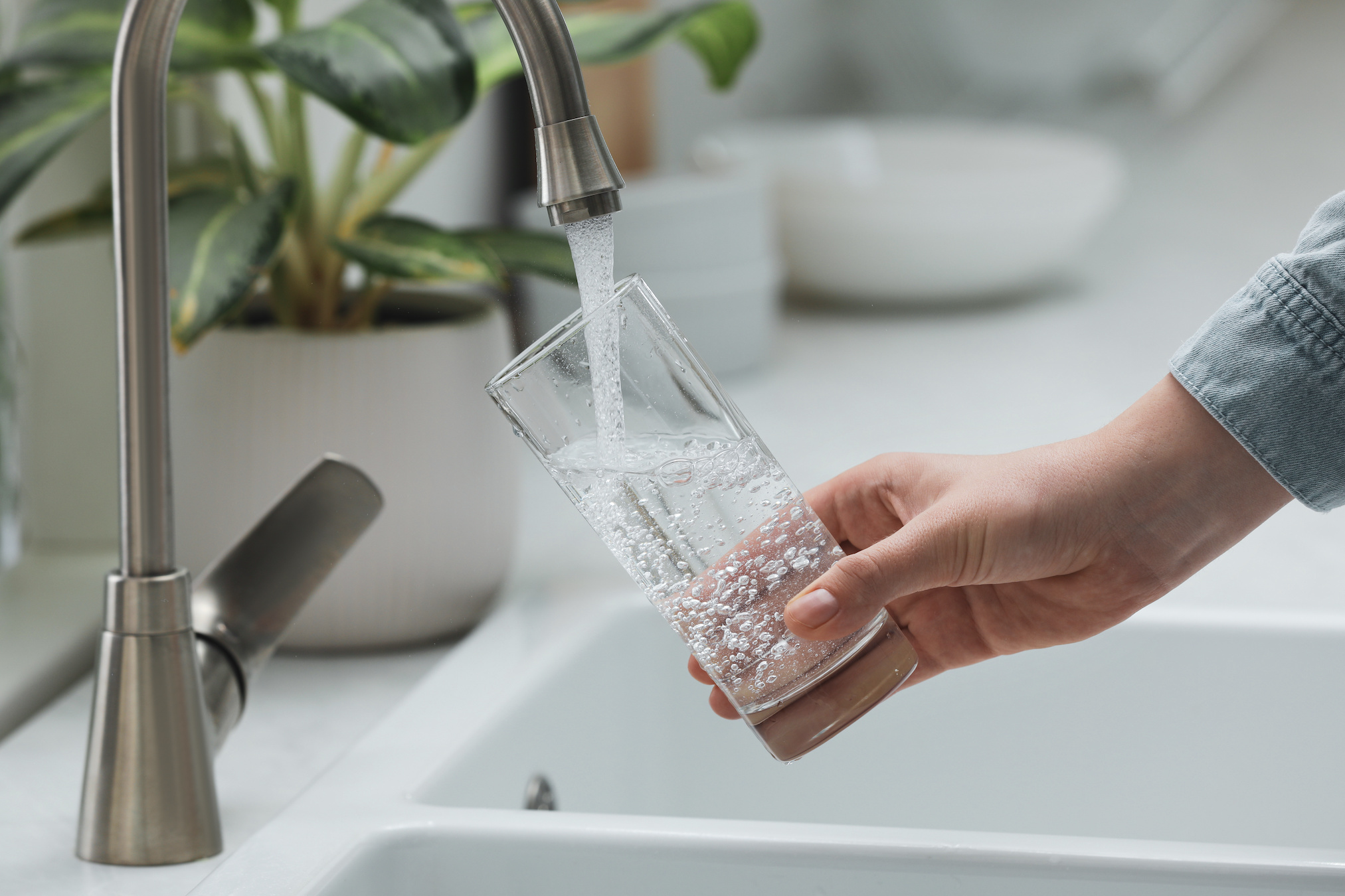 Les concentrations de nitrates dans notre eau potable constituent une menace pour la santé des bébés à naître. © New Africa, Adobe Stock
