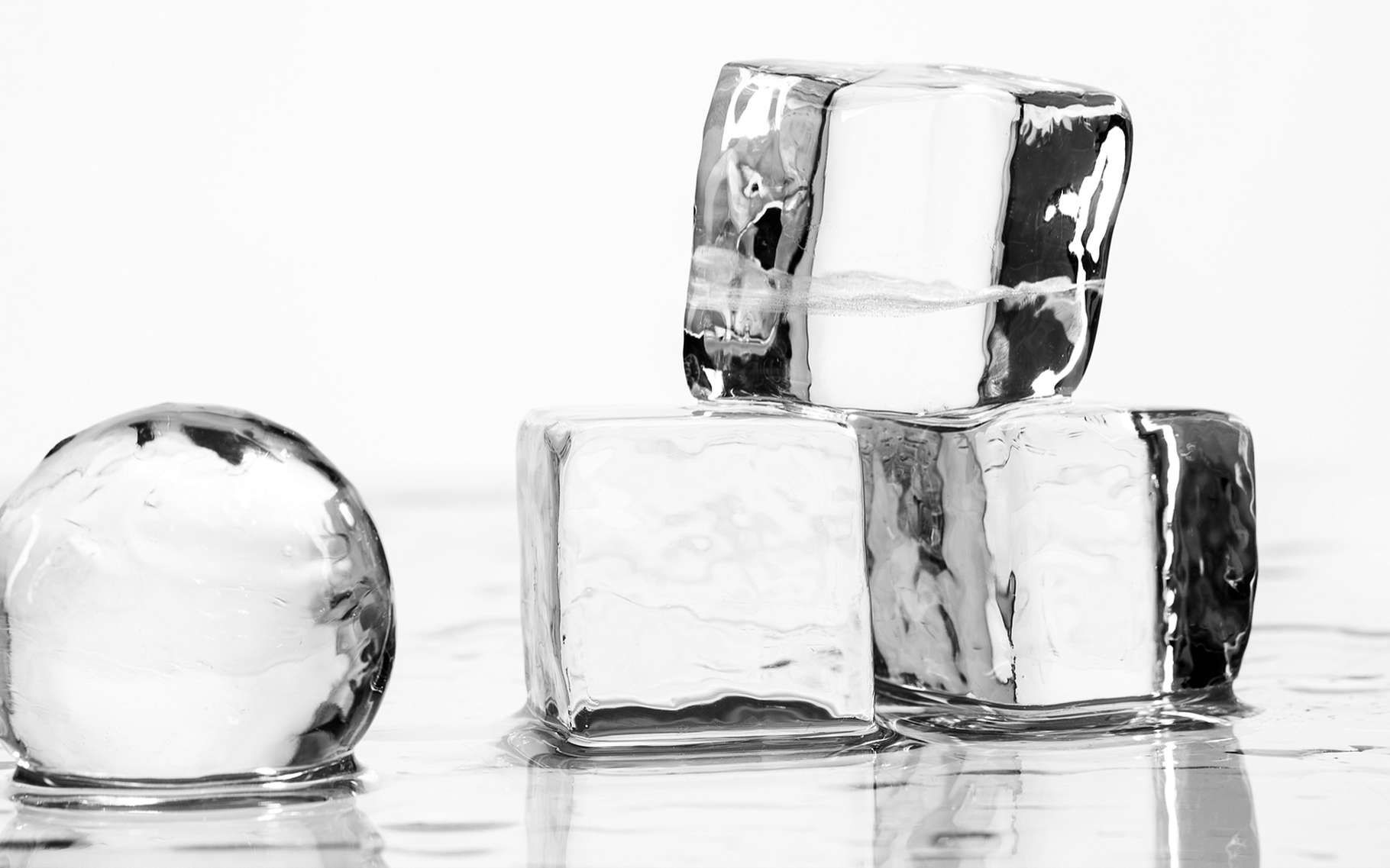 Des cubes de glace ordinaire, plus légère que l'eau liquide. © Allgord, Shutterstock