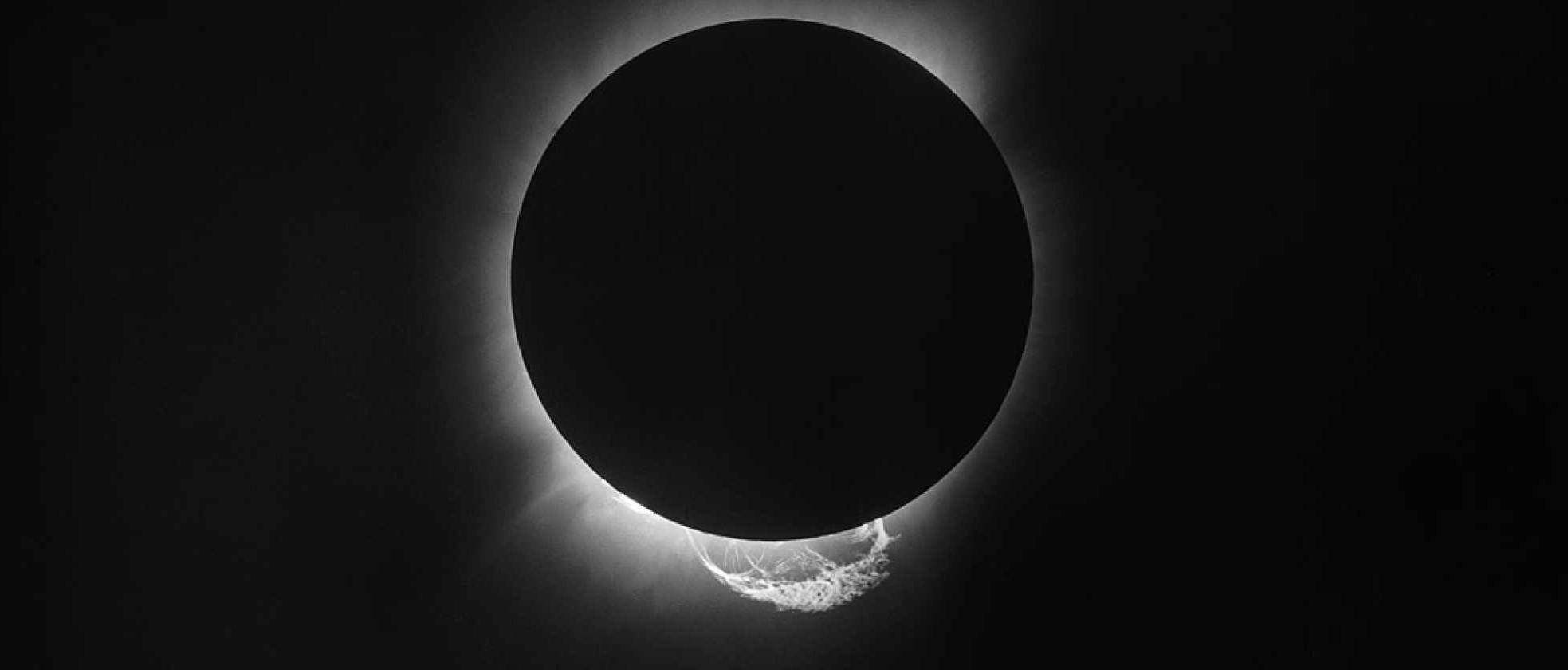 L'éclipse totale du Soleil du 29 mai 1919 photographiée à Principe par Arthur Eddington et Edwin Cottingham. © Royal Astronomical Society