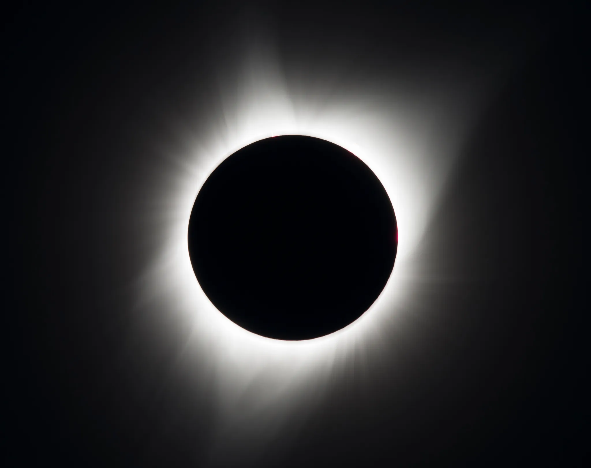 Cette image d'une éclipse solaire, où le disque lunaire occulte totalement le disque solaire, est authentique. Elle est partagée par la Nasa, indiquant qu'il s'agit d'une vue de l'éclipse du 21 août 2017. © Aubrey Gemignani, Nasa
