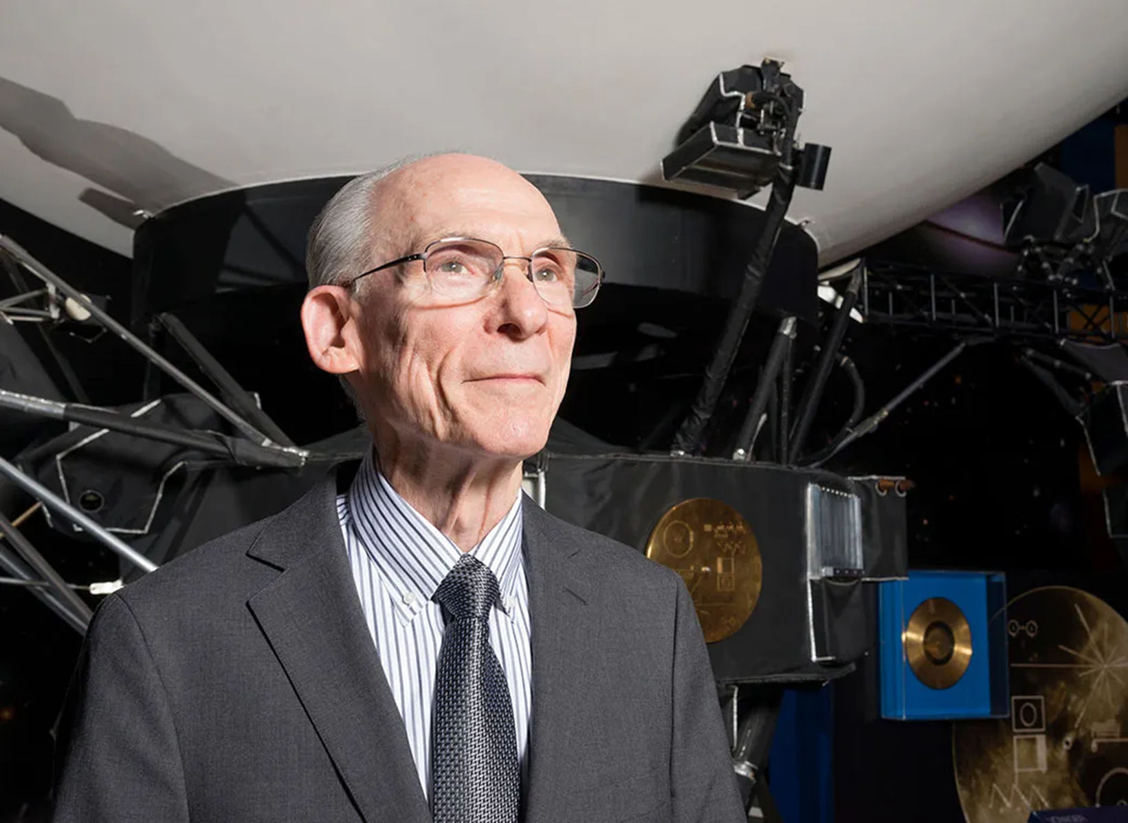 Ed Stone, ancien directeur du JPL et responsable scientifique du projet Voyager, est décédé le 9 juin 2024. Ami, mentor et collègue de nombreuses personnes, il était connu pour son leadership direct et son engagement à communiquer avec le public. © NASA/JPL-Caltech