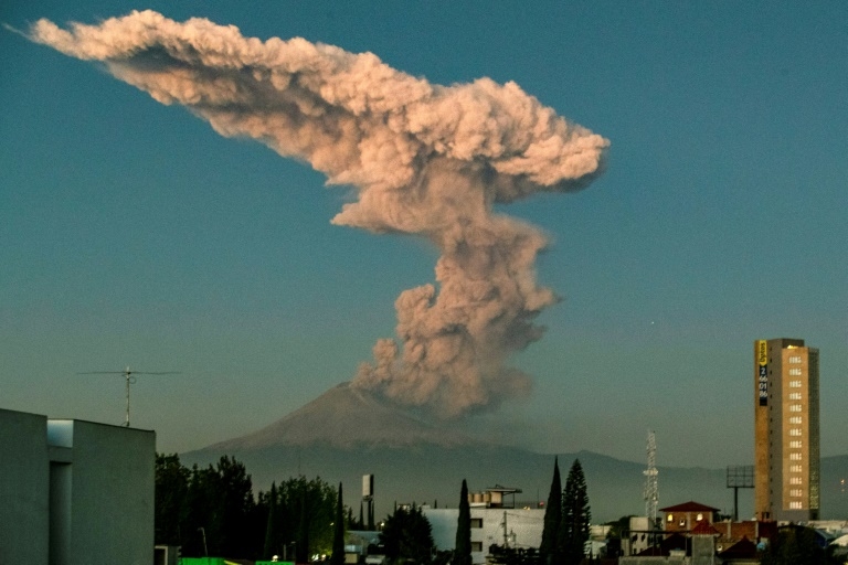 Le volcan Popocatepetl projetant des cendres et de la fumée à Puebla, dans le centre du Mexique, le 9 janvier 2020. © Carlos Sanchez, AFP