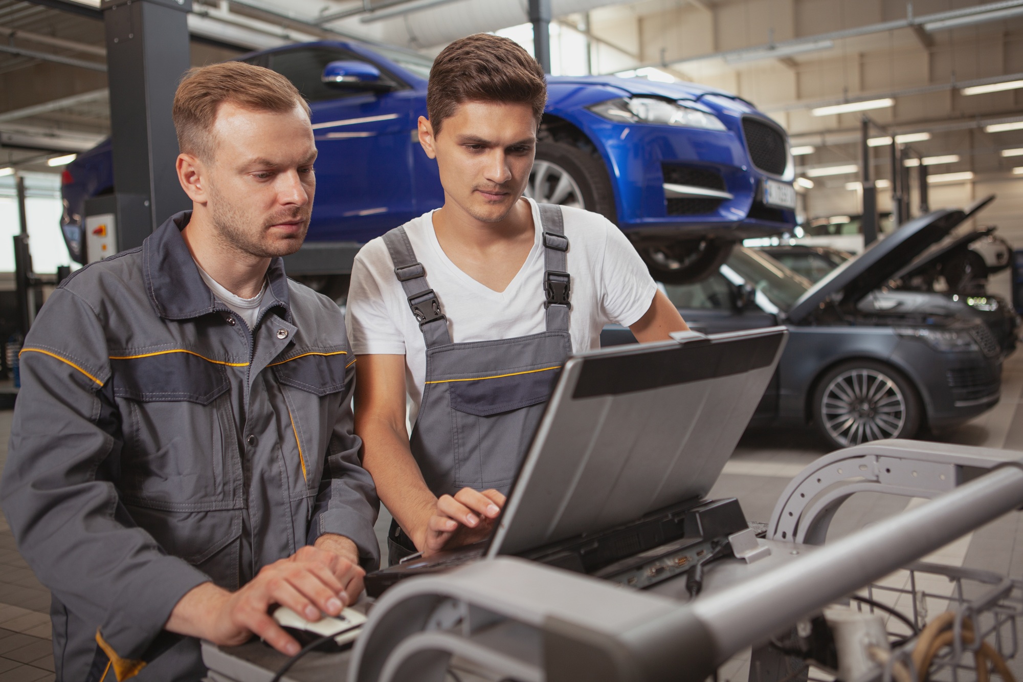 L'électricien automobile, appelé aussi électronicien, s'occupe de toute l'électronique embarquée dans les voitures. Il travaille en collaboration avec le mécanicien automobile, qui lui s'occupe du remplacement des pièces purement mécaniques des véhicules. © Ihor, Adobe Stock.