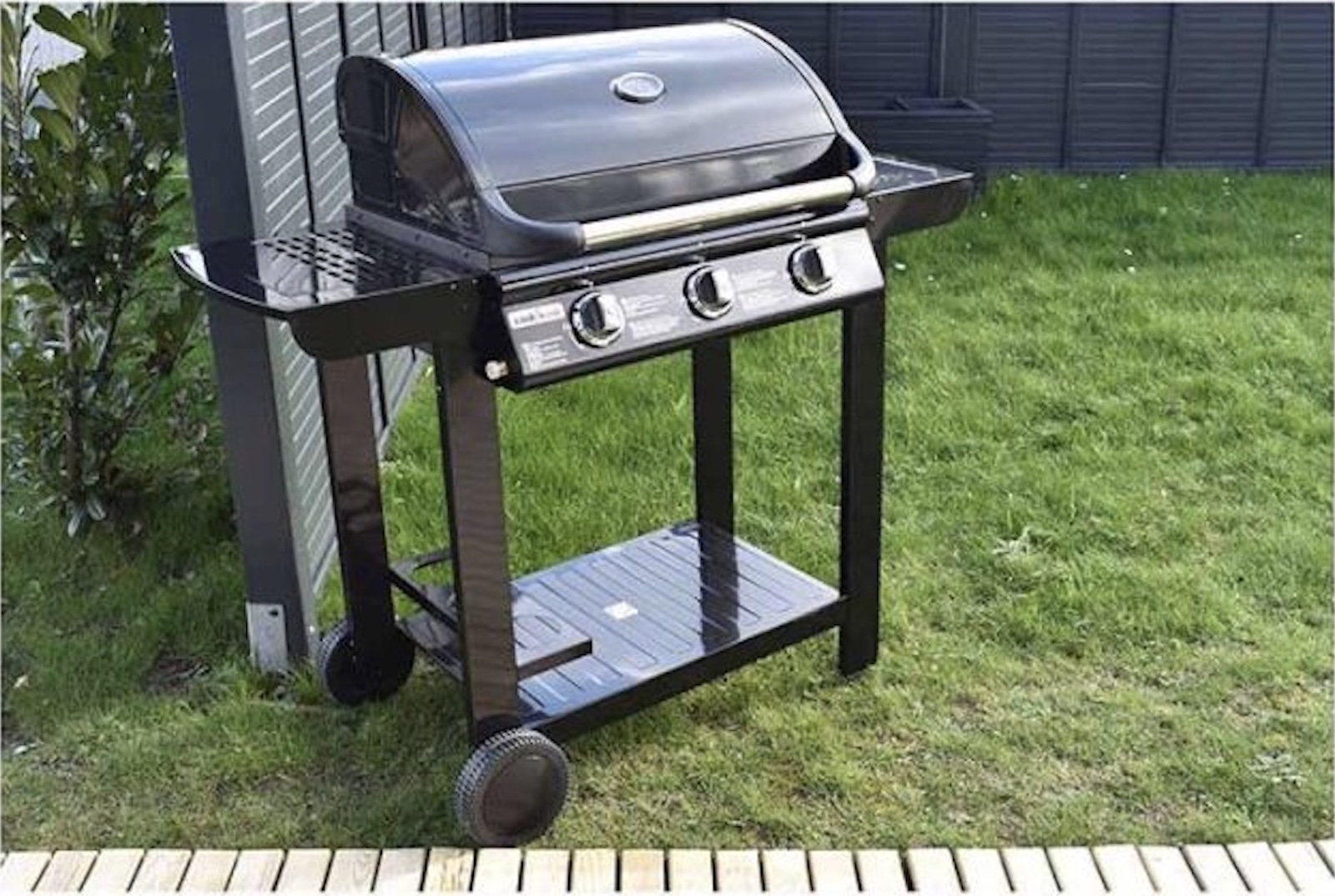 Pendant les soldes estivales, le barbecue gaz 3 brûleurs + plancha à petit prix chez ELECTRO DEPOT. (Source :&nbsp;ELECTRO DEPOT)