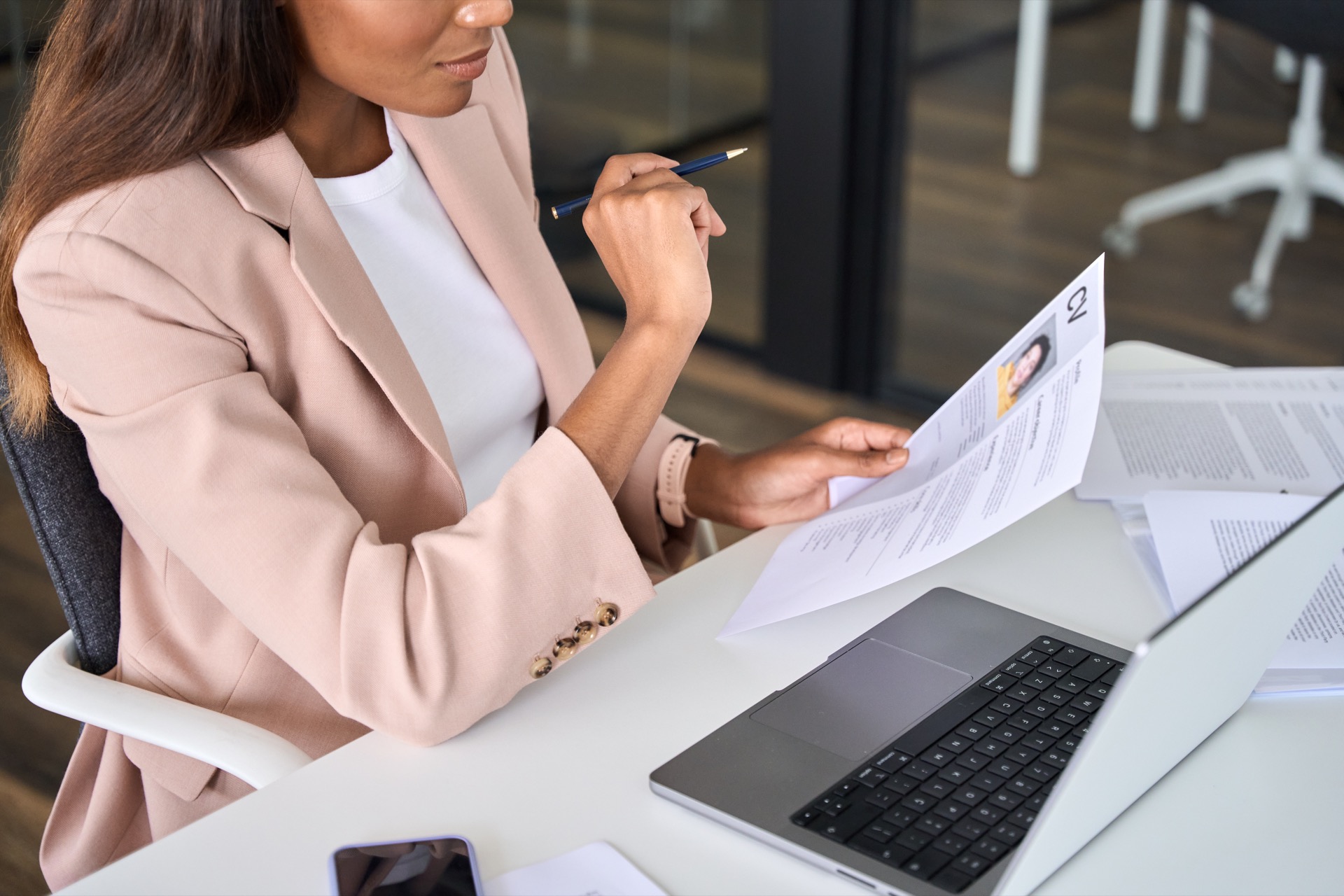 Utiliser le white-fonting pour déjouer les filtres des logiciels de recrutement ne présente pas que des avantages. © insta_photos, Adobe Stock