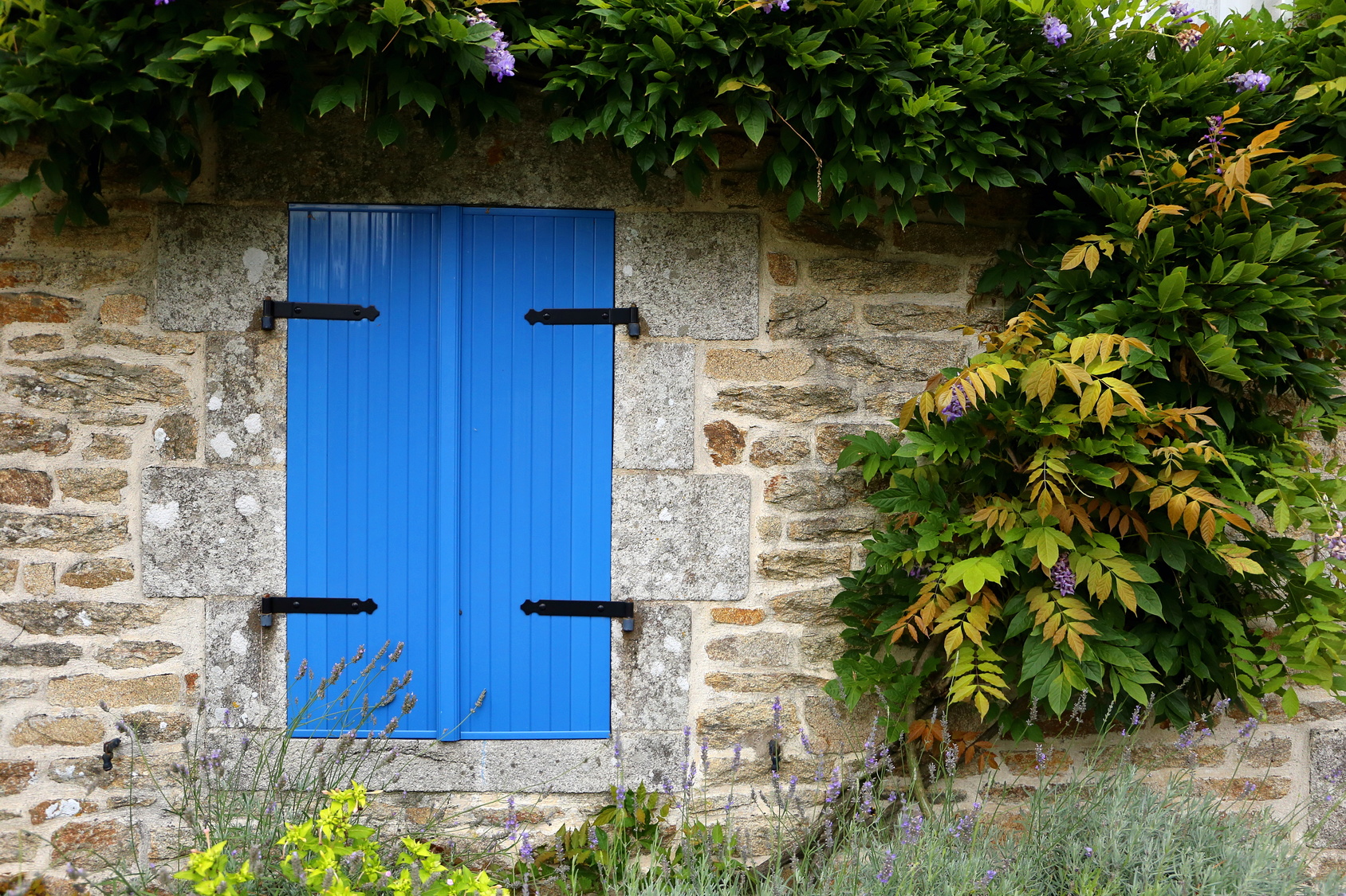 Dans les constructions anciennes, les encadrements de fenêtres étaient en pierre de taille. © Federherz, Fotolia