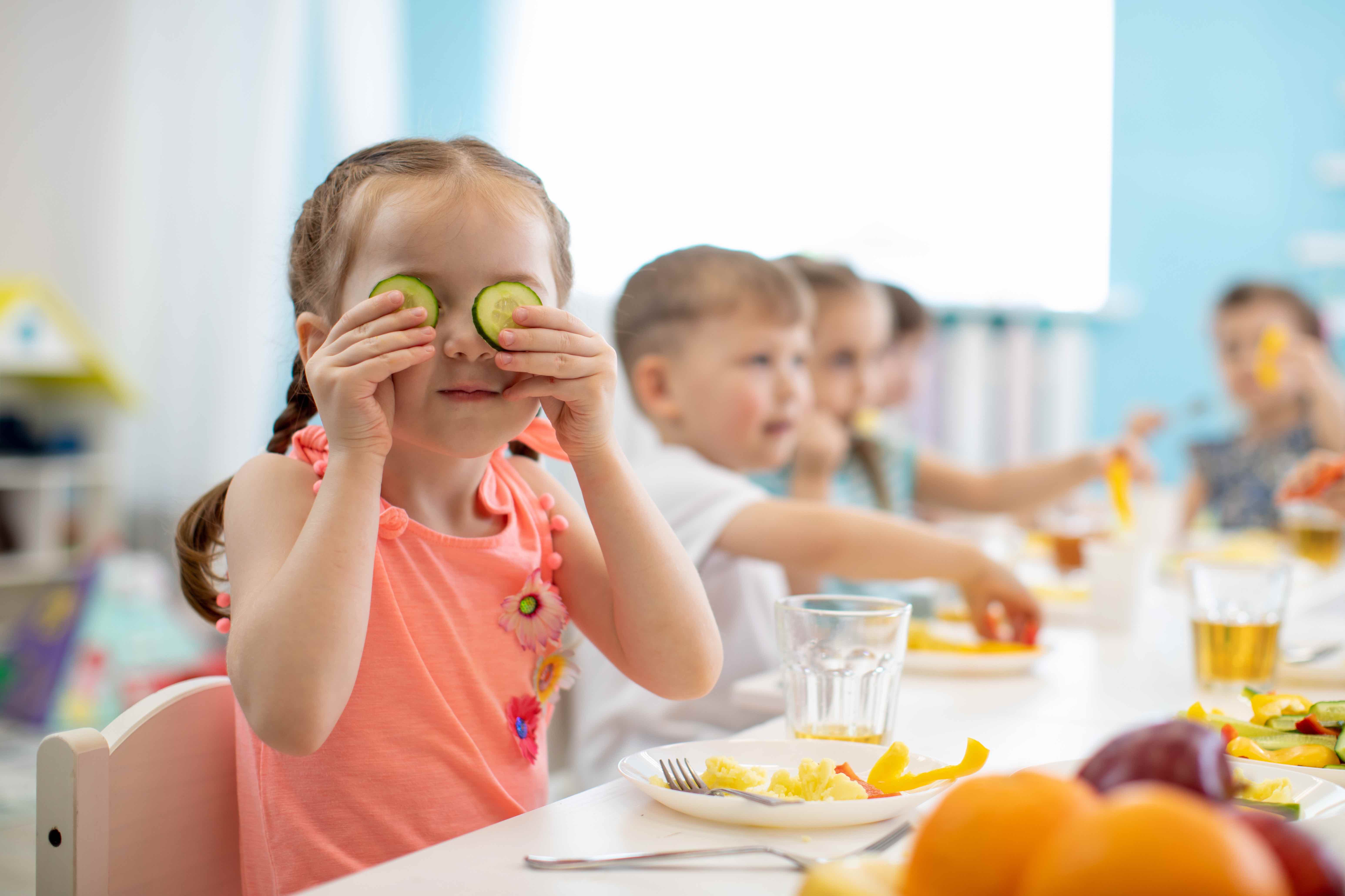 Les bonnes habitudes alimentaires doivent être transmises dès le plus jeune âge ! © Oksana Kuzmina, Adobe Stock