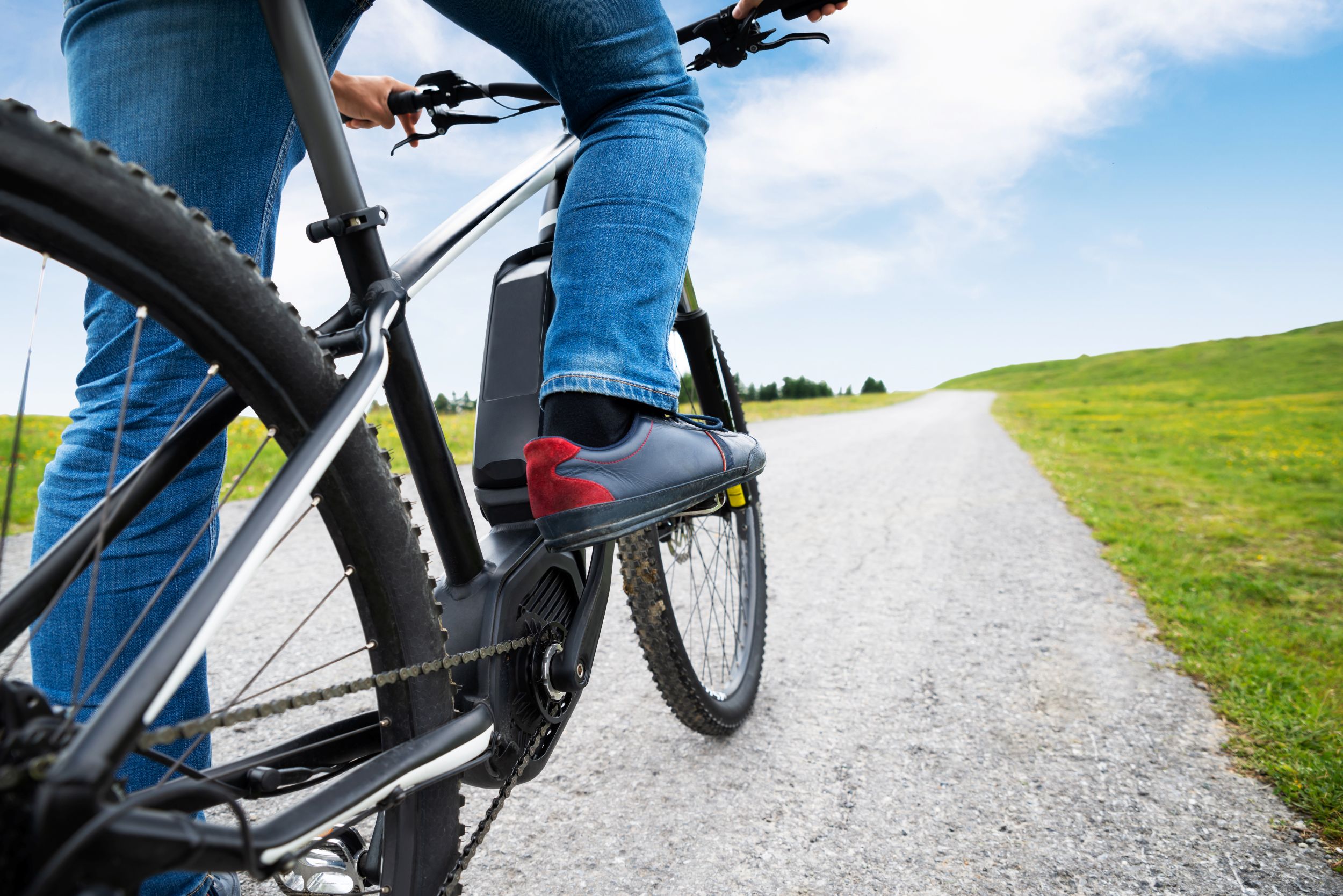Retirer ou laisser la batterie sur un vélo électrique : les bonnes pratiques pour optimiser sa durée de vie. © Andrey Popov, Adobe Stock