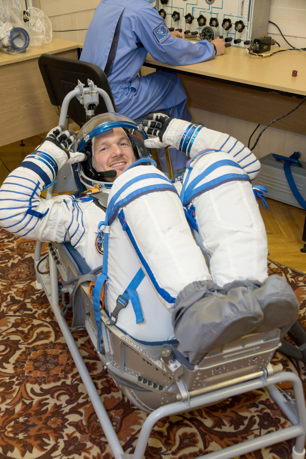 L'astronaute européen, de nationalité allemande, Alexander Gerst, teste son siège du module Soyouz. Le fauteuil est moulé aux formes de l'astronaute pour l'aider à résister aux accélérations. © Victor Zelentsov, Nasa