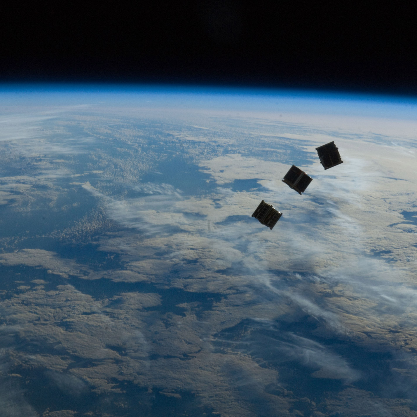 Trois CubeSat lancés depuis la Station spatiale internationale en octobre 2012. Media Development Investment Fund compte utiliser ces microsatellites pour fournir un service Internet global et gratuit. © Nasa