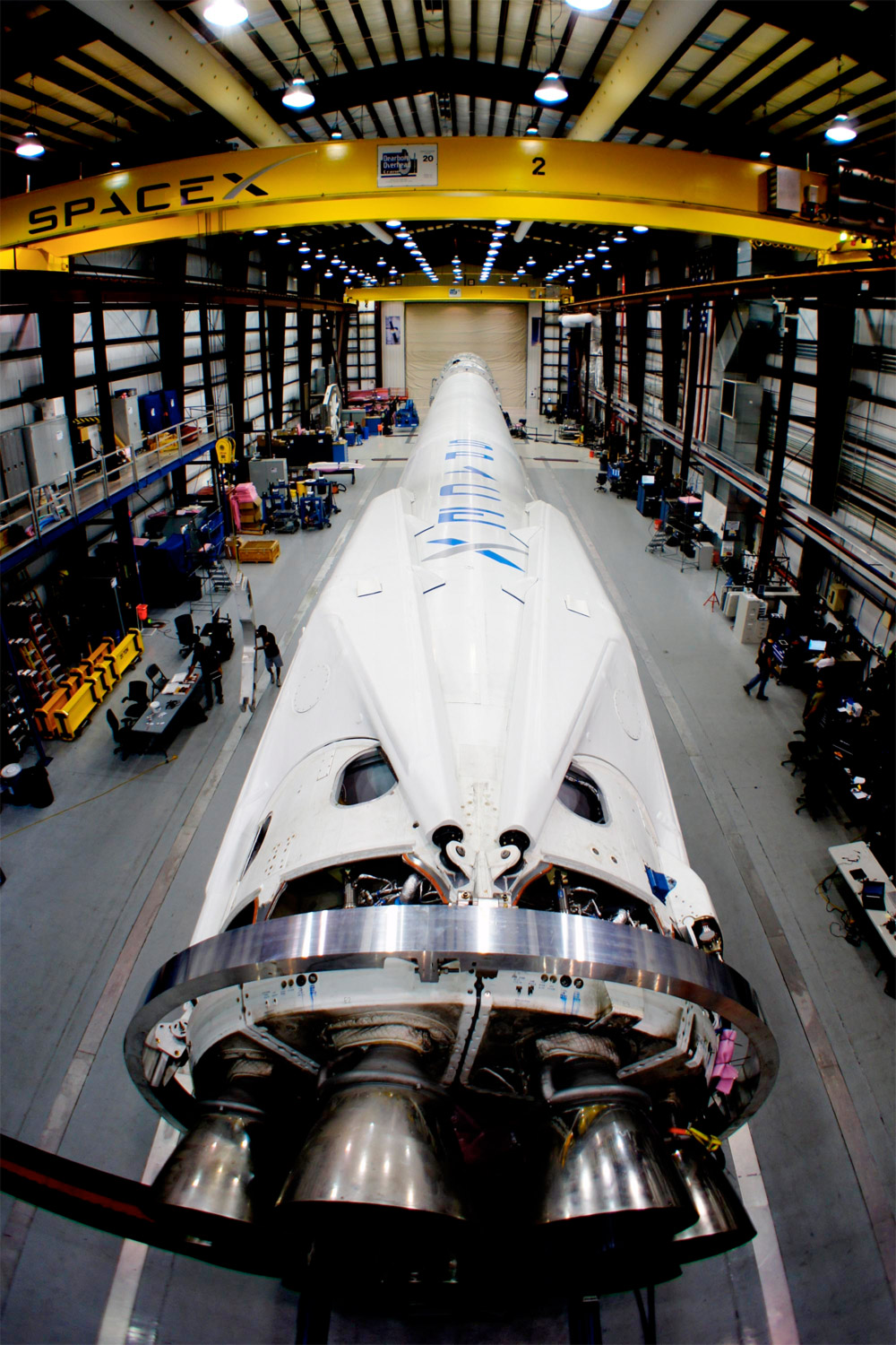 Le lanceur Falcon 9 avec au premier plan les neuf moteurs Merlin 1D du premier étage dans une configuration appelée Octaweb (avec huit moteurs en cercle plus un au milieu). © SpaceX