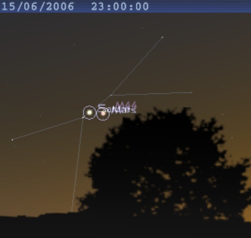 Les planète Mars et Saturne sont proches l'une de l'autre, et au centre de l'amas de la Crèche (M44)