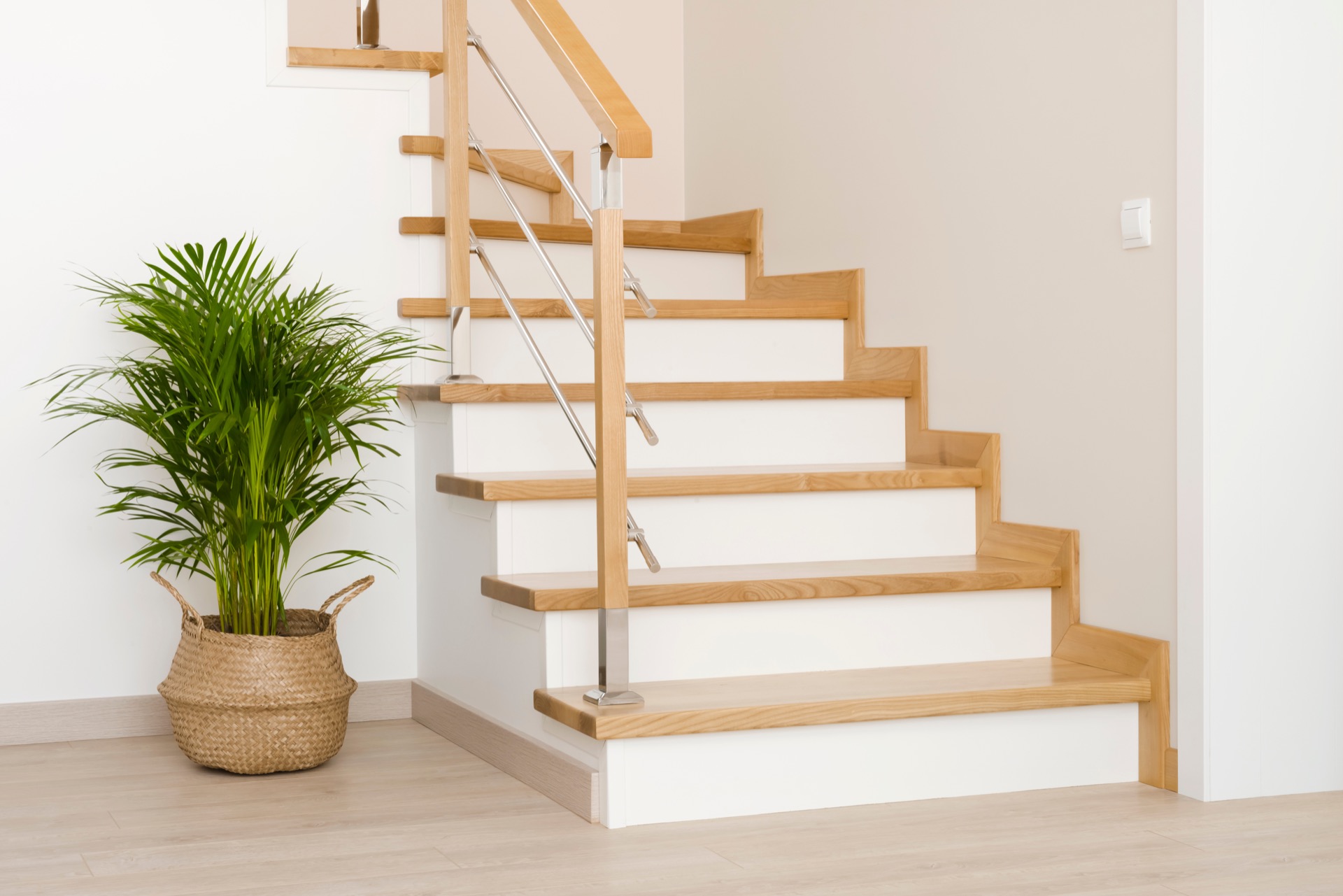 La contremarche sépare verticalement deux marches d'un escalier. C'est un élément clé de la conception d'un escalier, qui joue à la fois un rôle fonctionnel, sécuritaire et esthétique. © didecs, Adobe Stock