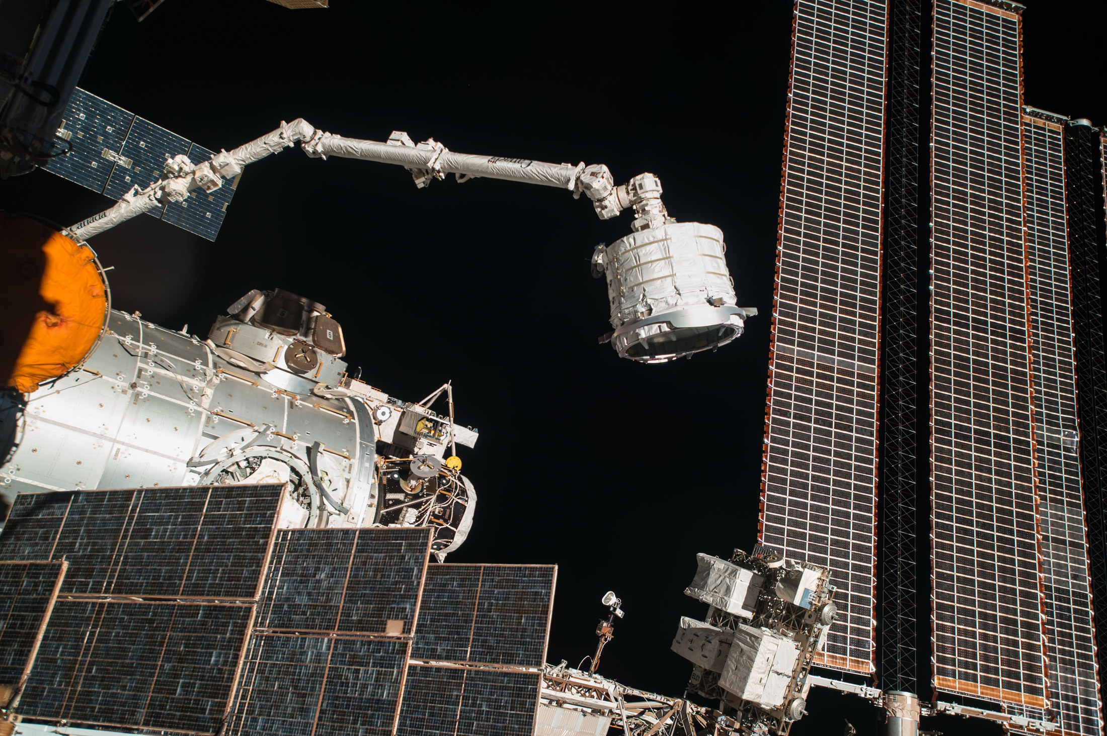 À l'aide du bras robotique de l'ISS, installation du module gonflable Beam sur un des ports du module Harmony de la Station spatiale. © Nasa