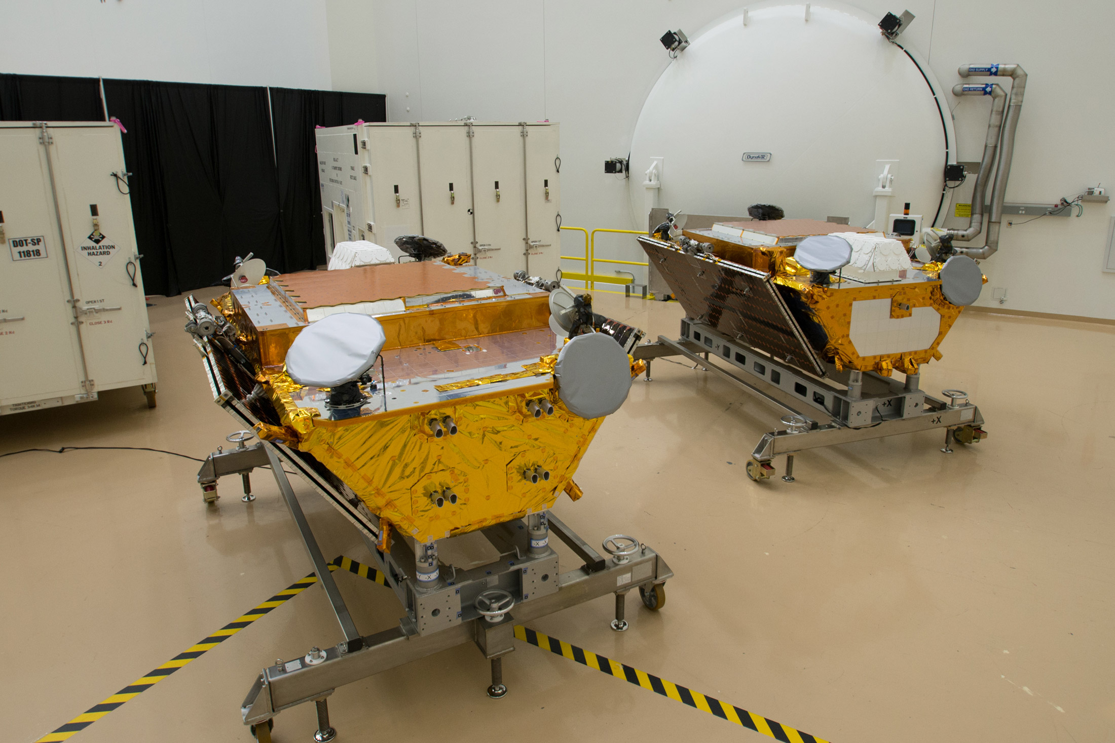 Dans l'usine de Northrop Grumman, deux satellites de la constellation Iridium Next avec, en arrière-plan, les conteneurs dans lesquels ils seront amenés à la base de lancement de Vandenberg, en Californie (États-Unis). © Rémy Decourt