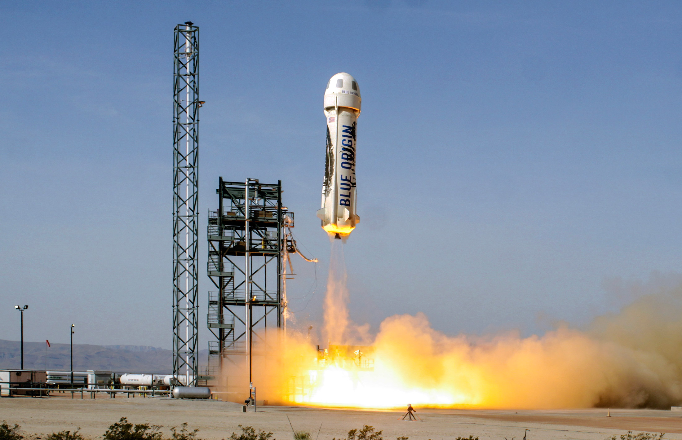  Le lanceur suborbital New Shepard de Blue Origin au décollage. Celui-ci ne doit pas être confondu avec le Falcon 9 de SpaceX, qui va beaucoup plus haut et qui est capable de transporter des charges de plusieurs tonnes. Ces lanceurs bousculent tous les deux le secteur spatial mais ils ne volent pas dans la même catégorie. © Blue Origin