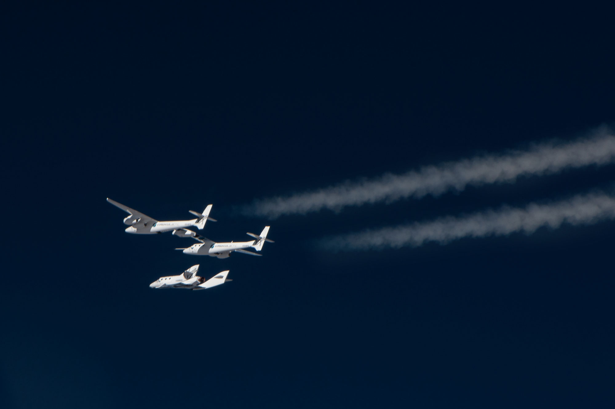 Le SpaceShipTwo sera lancé depuis le White Knight 2, un avion de 43 m d'envergure, l'emportant sous la voilure centrale jusqu'à une vingtaine de kilomètres d'altitude où s'effectuera la séparation des deux engins. Le SpaceShipTwo utilisera alors son propre système de propulsion pour rejoindre l'espace. © Virgin Galactic