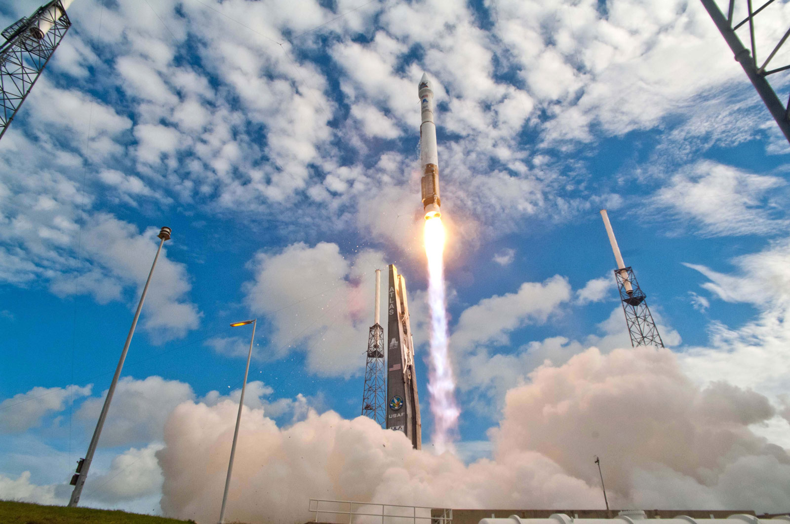 Lancement en novembre 2013 de la sonde Maven à destination de Mars. Ce lanceur sera également utilisé pour lancer le cargo Cygnus d'Orbital Sciences à destination de la Station spatiale internationale. © Nasa, ULA