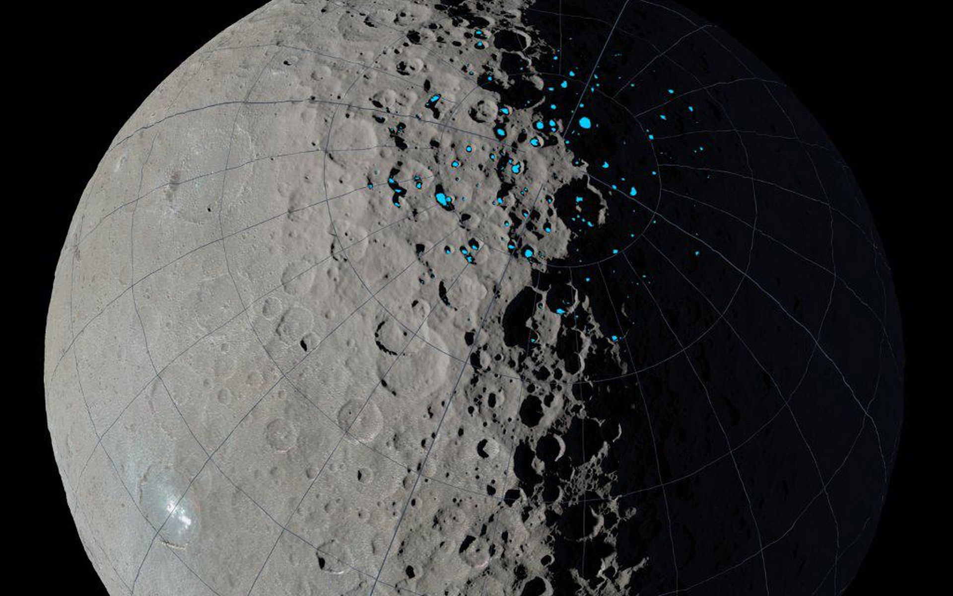 Comme sur la Lune, les pôles de Cérès sont tapis de cratères dont les planchers sont constamment à l'ombre du Soleil. Et, comme sur la Lune, les scientifiques soupçonnent qu'au fond de ces cratères gisent des dépôts de glace, accumulés depuis un milliard d'années. © Nasa ,JPL, UCLA, MPS, DLR, IDA