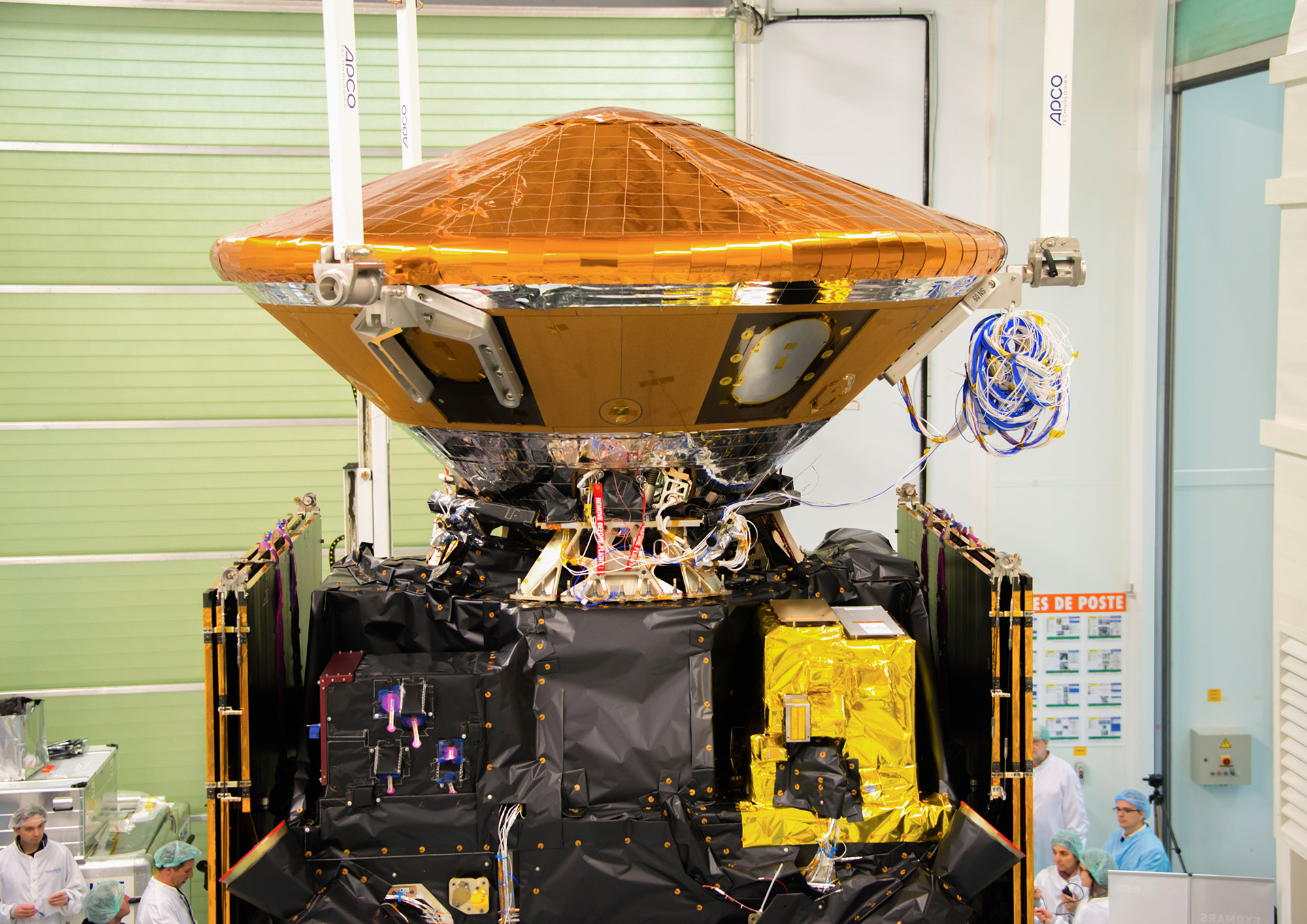 La capsule Schiaparelli, solidement arrimée sur le dessus du&nbsp;satellite TGO (Trace Gas Orbiter),&nbsp;sur lequel elle a voyagé depuis la Terre jusqu'à la planète Mars.&nbsp;© Rémy Decourt