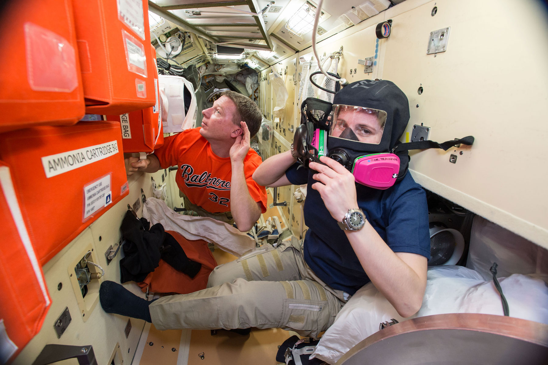 Quelques jours avant la supposée fuite d'ammoniac, l'équipage de la Station spatiale s'entraînait aux procédures de sauvegarde. © Nasa