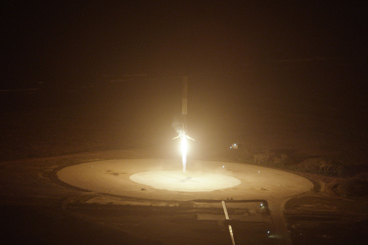 Retour au sol&nbsp;de l'étage principal avec ses neufs moteurs (tout l'enjeu de la récupération), qui s'est posé en douceur là où on l'attendait.&nbsp;&nbsp;© SpaceX