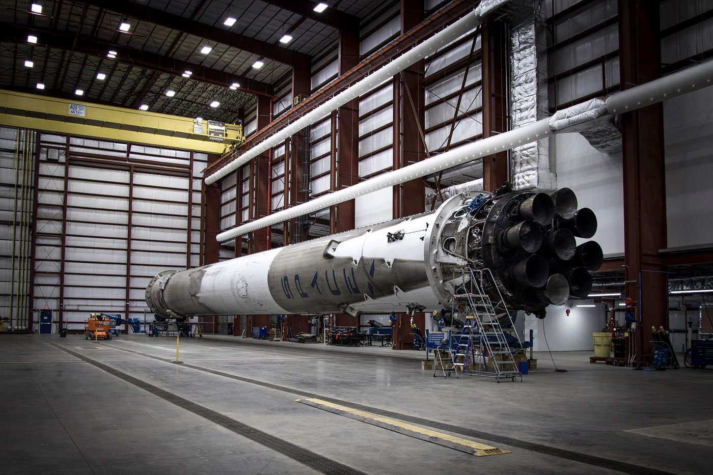 En position horizontale, l'étage récupéré du Falcon 9 attend d'être utilisé pour réaliser un essai statique de ses neuf moteurs. © SpaceX