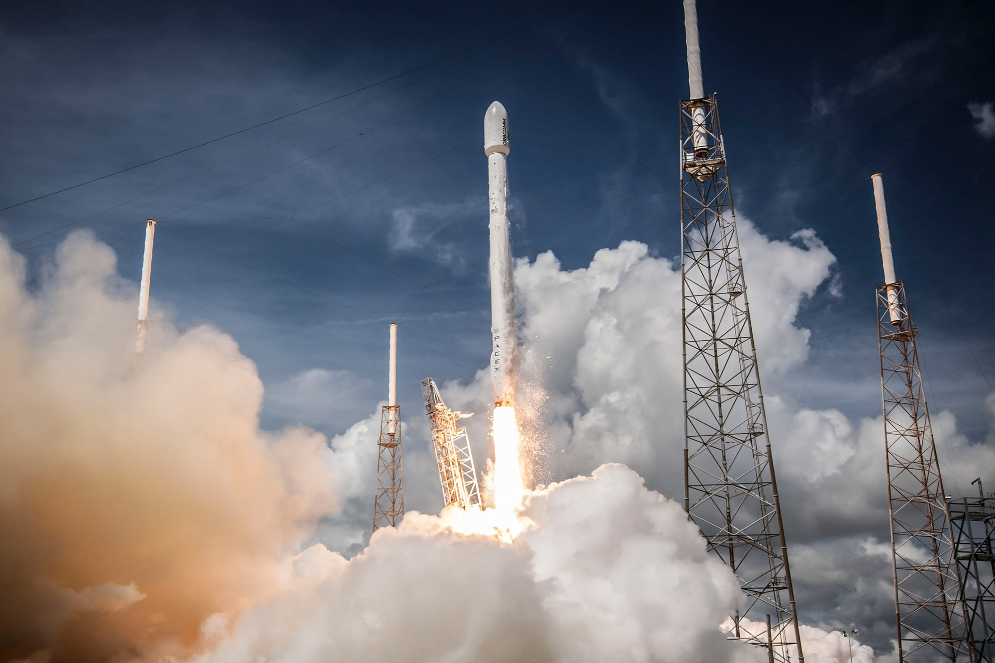 Un lanceur Falcon 9 au décollage avec, à son bord, onze satellites OG2 de la constellation Orbcomm. © SpaceX