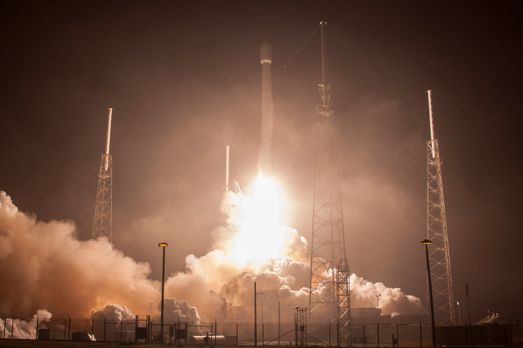 Beau lancement de nuit d'un Falcon 9 de SpaceX. Le prochain tir est prévu dans moins de trois semaines avec le lancement du satellite TürkmenÄlem construit par Thales Alenia Space. © SpaceX