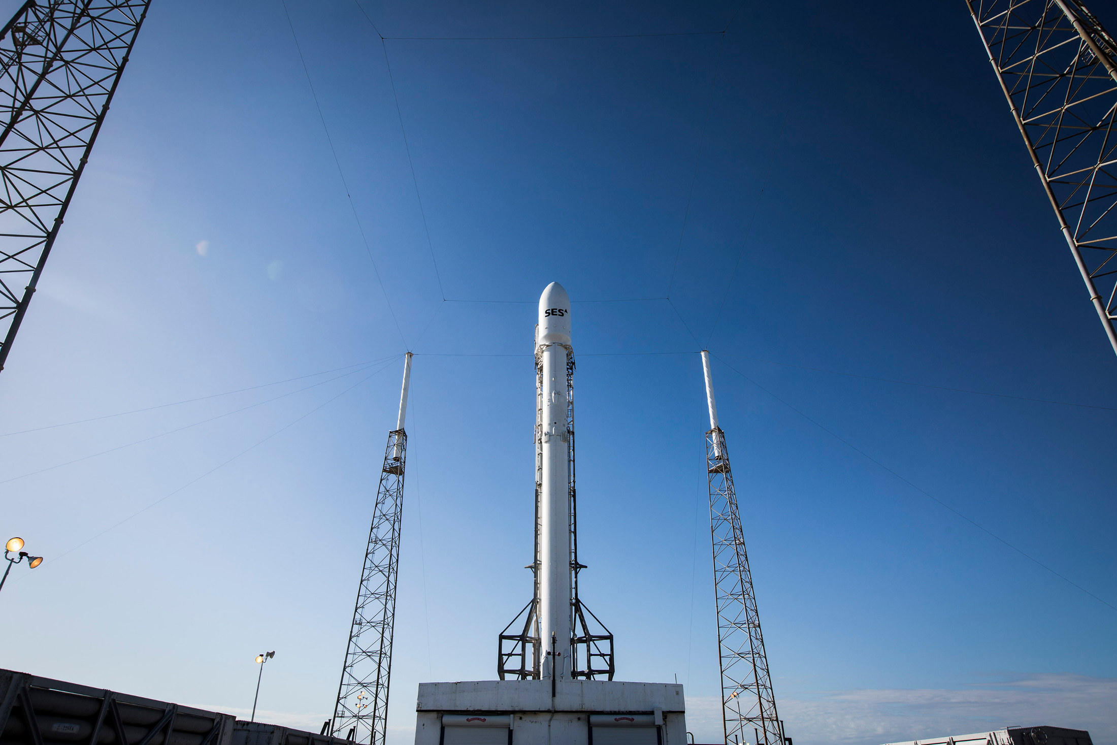 Après Jason 3 en janvier, pour son deuxième lancement de l'année, SpaceX change de braquet. Les 550 kilogrammes du satellite d'océanographie Jason 3 laissent la place aux 5,3 tonnes du satellite de télécommunications SES 9. © SpaceX