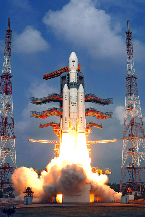Le nouveau lanceur lourd GSLV-MkIII de l'Isro (l'agence spatiale indienne), au décollage pour son premier vol d'essai. © Isro