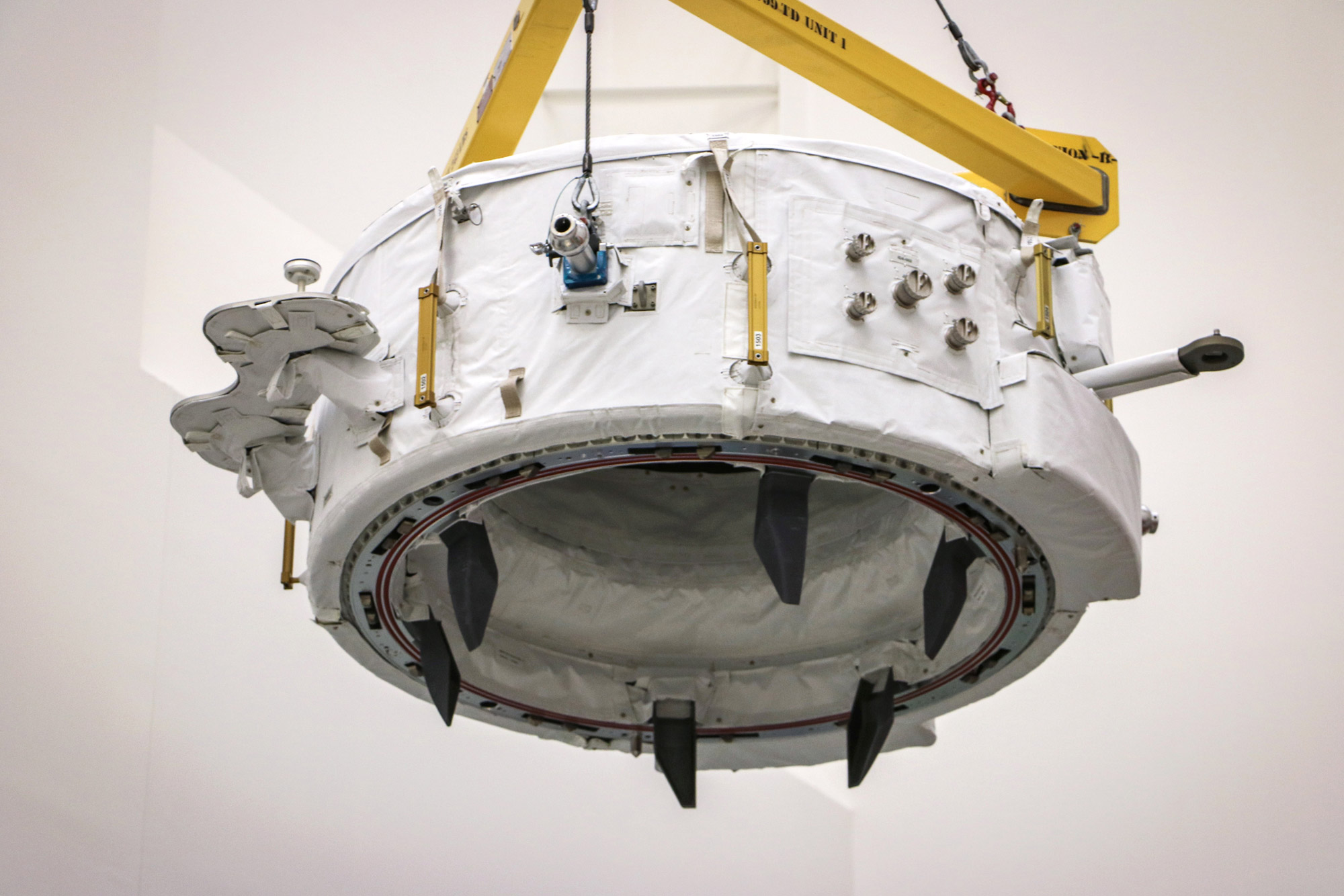 Un des deux adaptateurs pour amarrer à la Station spatiale les véhicules habités de SpaceX et de Boeing. Il est vu ici lors de son installation dans la partie non pressurisée de la capsule Dragon qui l’a amené à bord de l’ISS en juillet 2016. Deux sont prévus. Le premier vient d’être installé et sera utilisé de façon permanente. La Nasa prévoit d’installer le deuxième dans le courant de l’année 2018. Il sera utilisé comme point d’amarrage de secours. © SpaceX