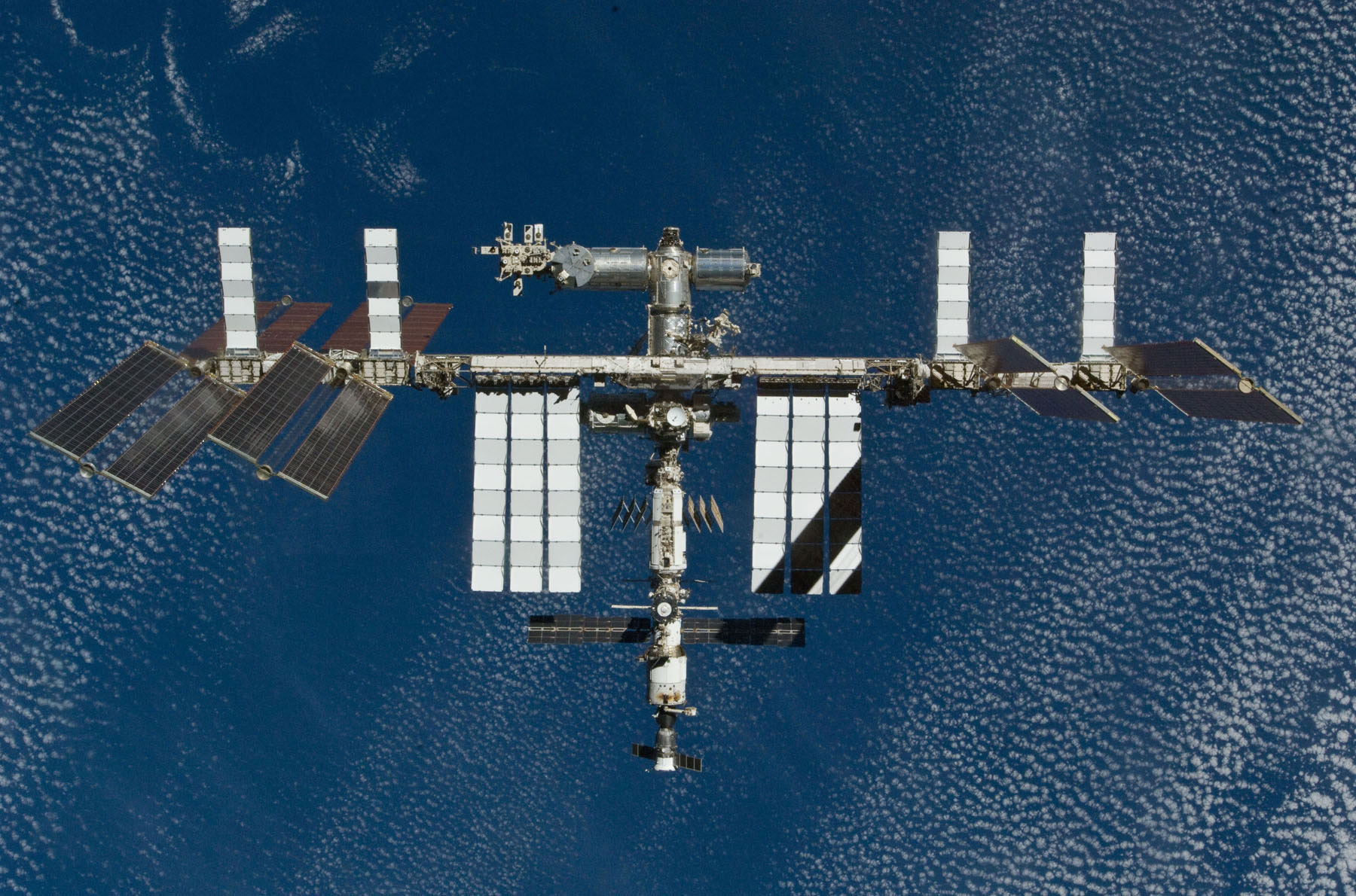 Le segment russe de l'ISS reste actuellement indispensable. En effet, le module Zvezda et les cargos Progress, nécessaires au pilotage de la Station, ne s’amarrent qu’à la partie russe. La Nasa doit donc réfléchir à d'autres solutions d'amarrage. © Nasa