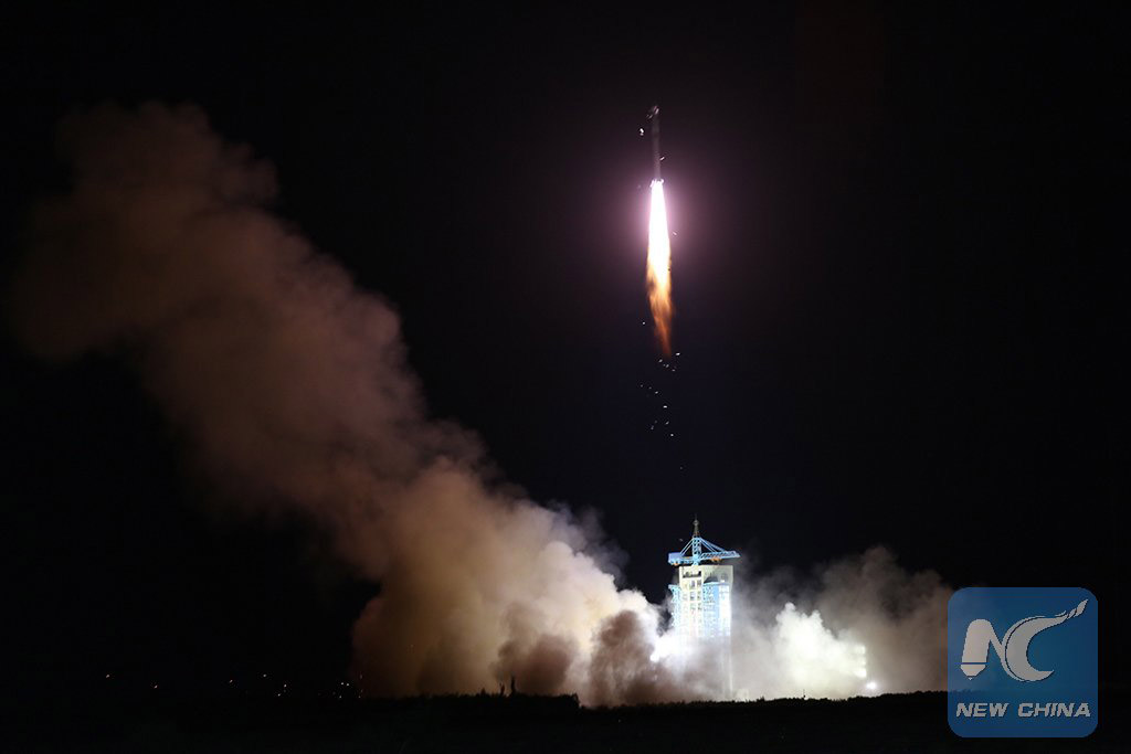 Décollage du lanceur chinois Longue Marche 2D depuis la base de Jiuquan, dans le désert de Gobi, en Chine, avec à bord trois satellites, dont Quess, le satellite « quantique ». © Xinhua