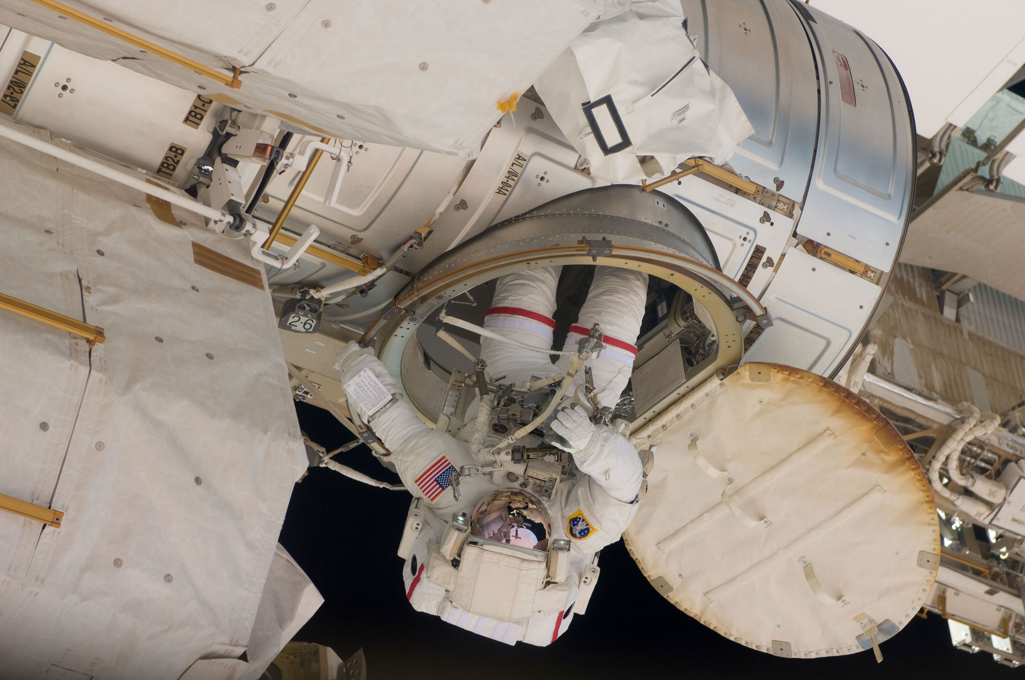 L'actuel sas de sortie dans l'espace de la Station spatiale internationale. Ici, l'astronaute Andrew Feustel réintégrant la station après une sortie dans l'espace. Une structure gonflable rendrait les mêmes services, pour une masse bien plus faible. © Nasa