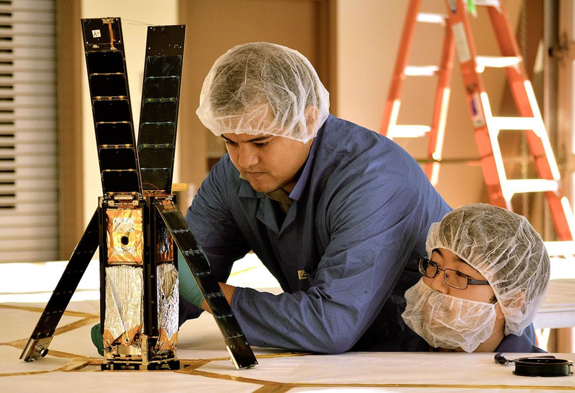 Le CubeSat LightSail et les quatre petits mâts qui supportent la voile solaire. © The Planetary Society