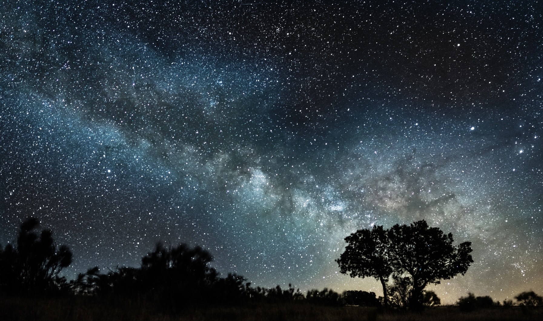 Pour voir le maximum d'étoiles à l'œil nu, mieux vaut éviter la pollution lumineuse. © Luis, fotolia