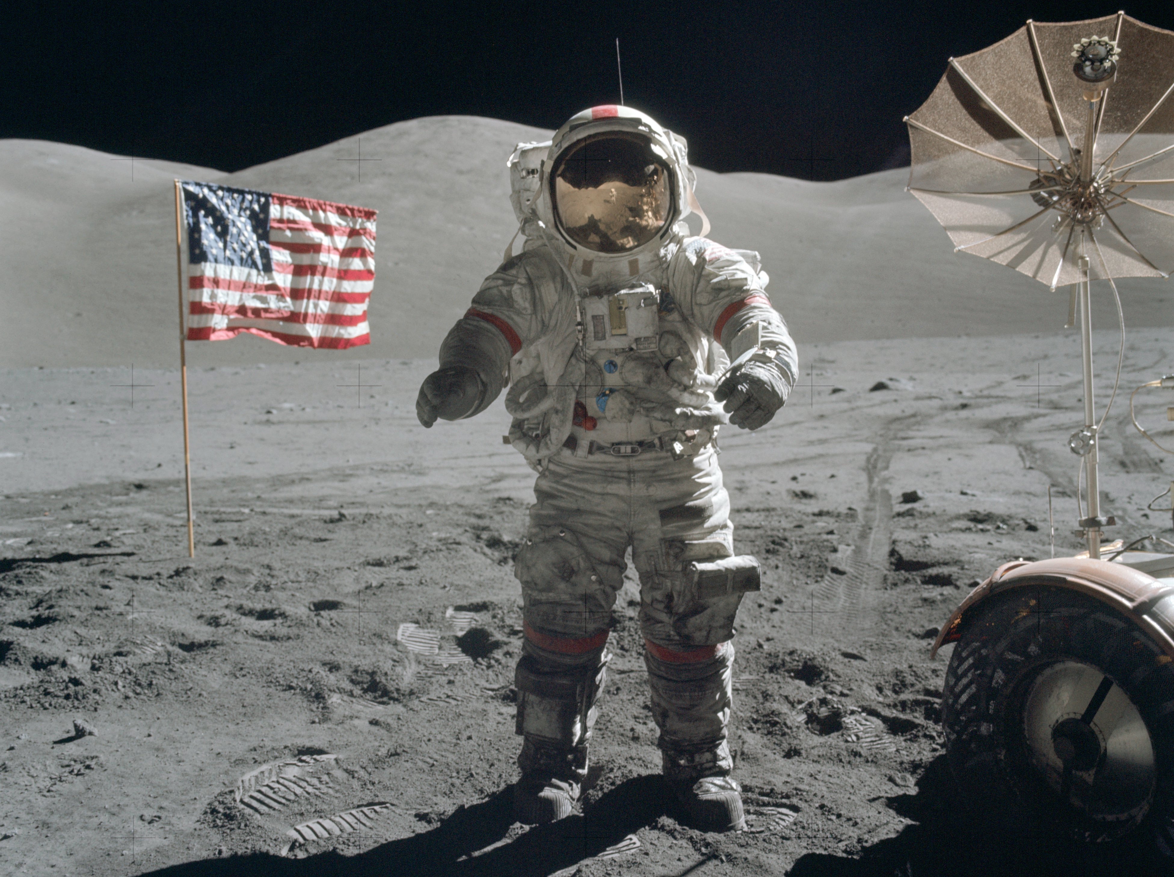 Décembre 1972 :&nbsp;Eugene Cernan pose sur la Lune près du drapeau américain. © Nasa