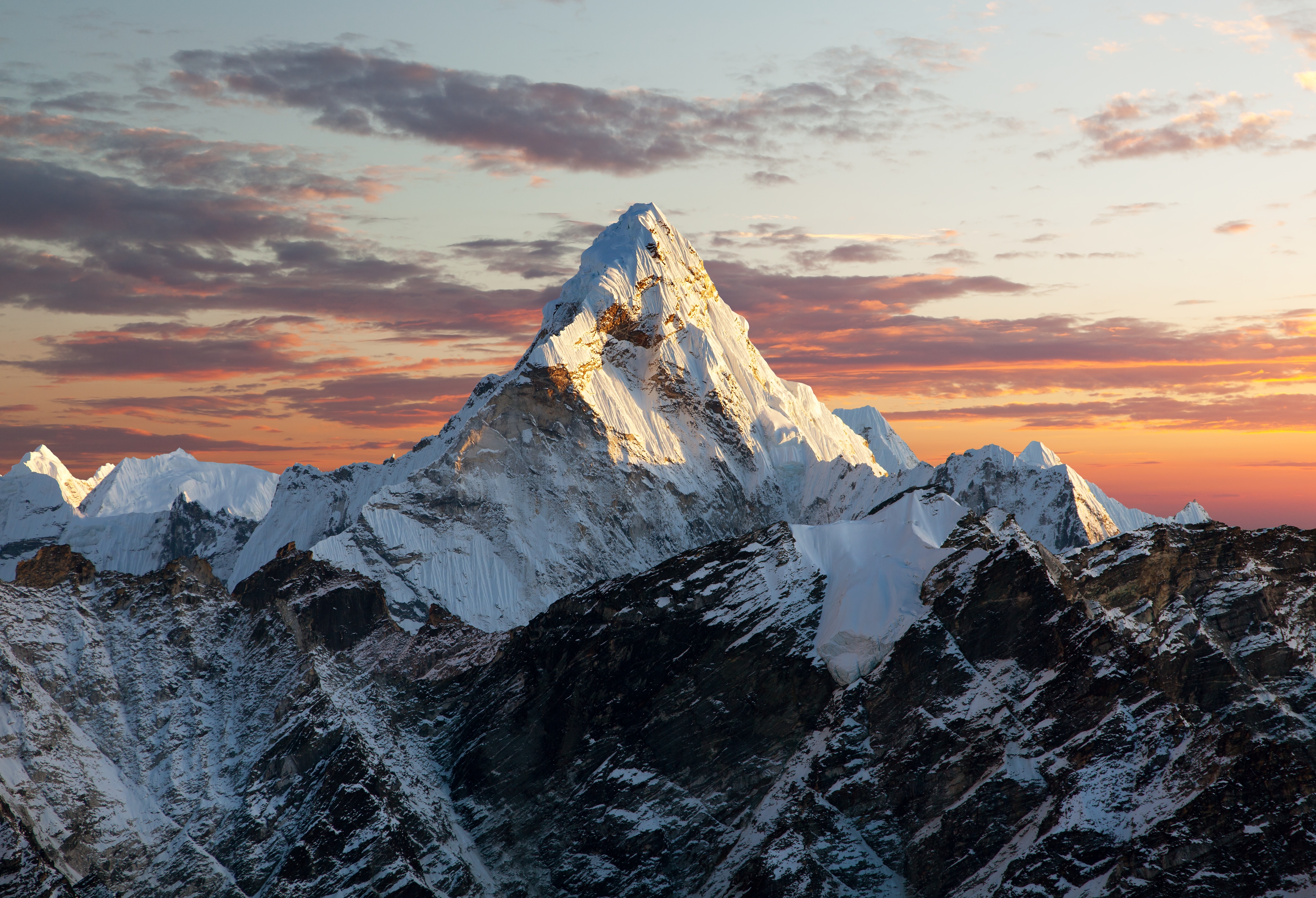 Le mont Everest, surnommé le toit du monde, est le point culminant de la Terre. © Daniel Prudek, Adobe Stock