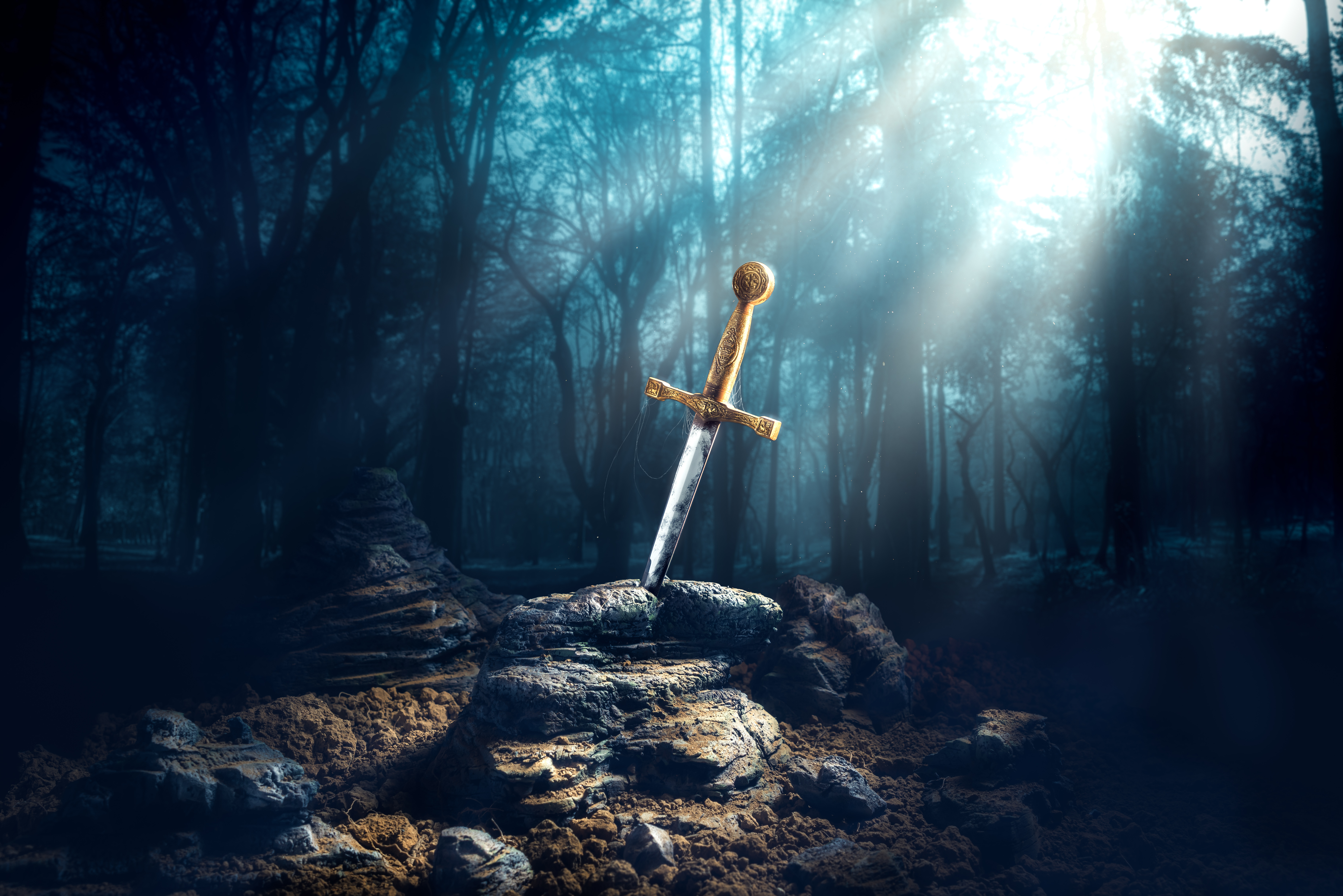La légende veut qu'Arthur ait accédé au trône après avoir tiré l'épée du rocher – à ne pas confondre avec Excalibur, épée magique qui lui sera offerte par la fée Viviane. © fergregory, Adobe Stock