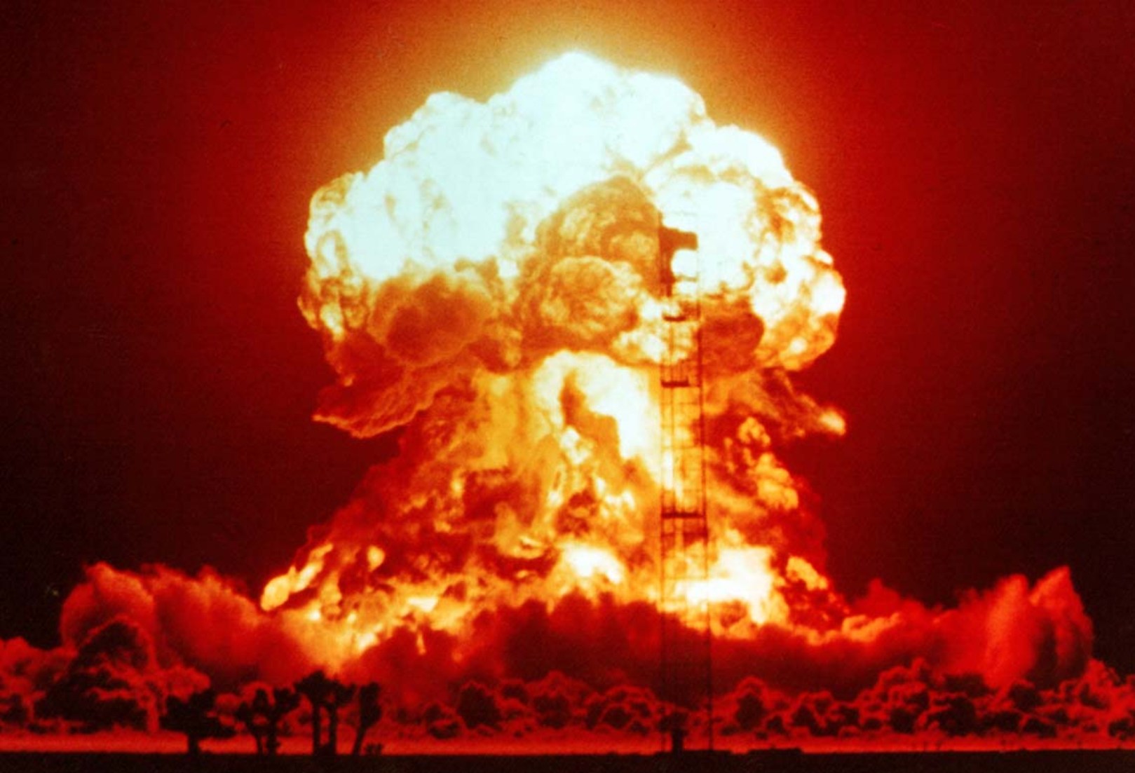 Un test nucléaire de 23 kilotonnes appelé Badger, le 18 avril 1953 sur le site d'essai du Nevada, dans le cadre de la série d'essais nucléaires Operation Upshot-Knothole. © DP