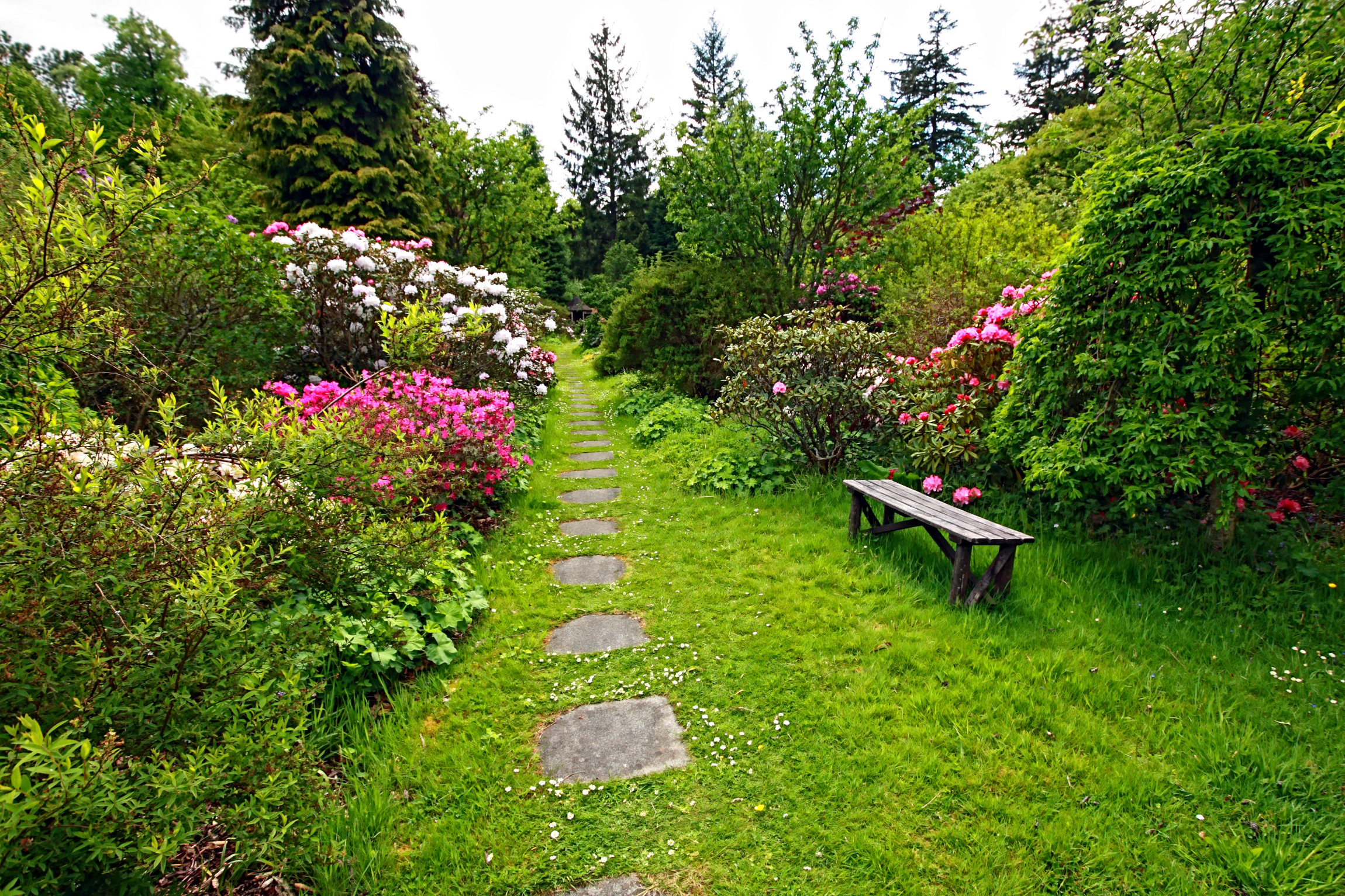 Un banc dans un jardin est synonyme de détente ! © JulietPhotography, Adobe Stock