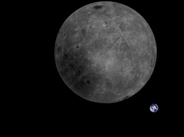 La face cachée de la Lune vue par le satellite chinois DSLWP-B/Longjiang. Notre Planète bleue au loin, paraît bien petite. © Dwingeloo Radio Observatory